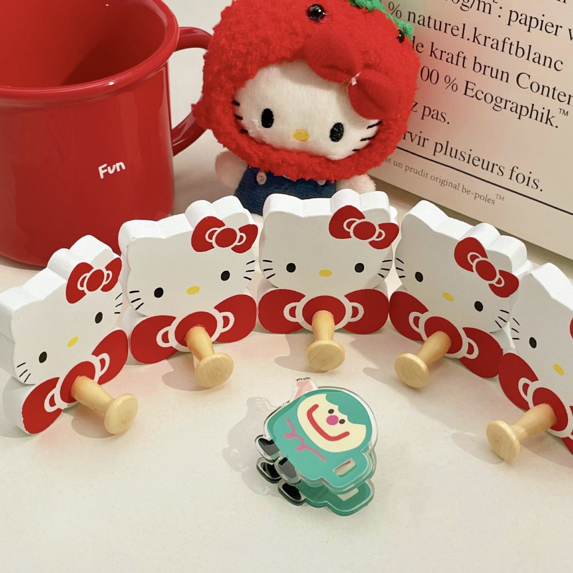 Cartoon cat hook, no need for drilling, strong load-bearing adhesive door, back kitchen, living room, bathroom, wardrobe, wall surface Specification drawing