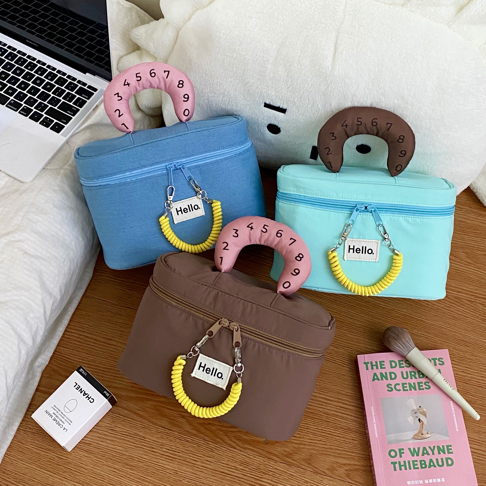 hello Telephone Line Makeup Bag for Women 2025 New waterproof Portable toiletry Bag with large capacity and compartments for makeup Application Scenario