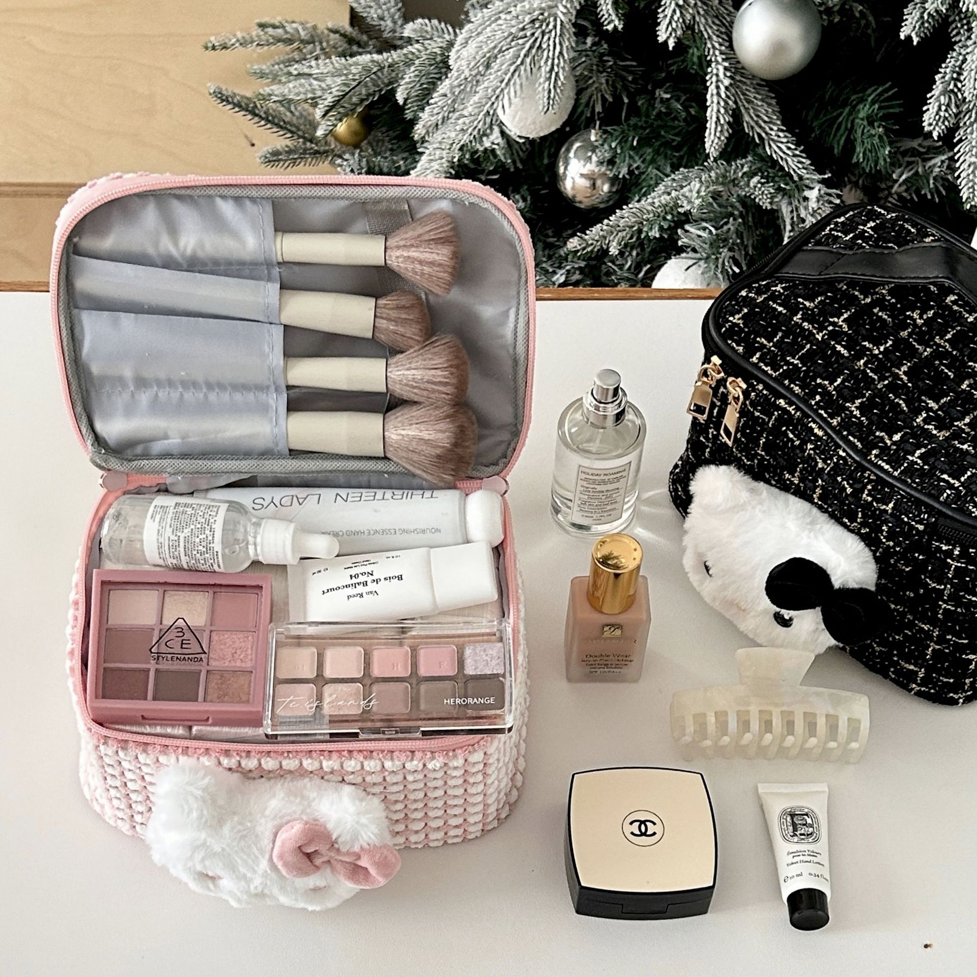 Original homemade style ~ Xiaoxiangfeng makeup bag for women, portable large-capacity storage bag, travel hand-held toiletry bag for women Application Scenario