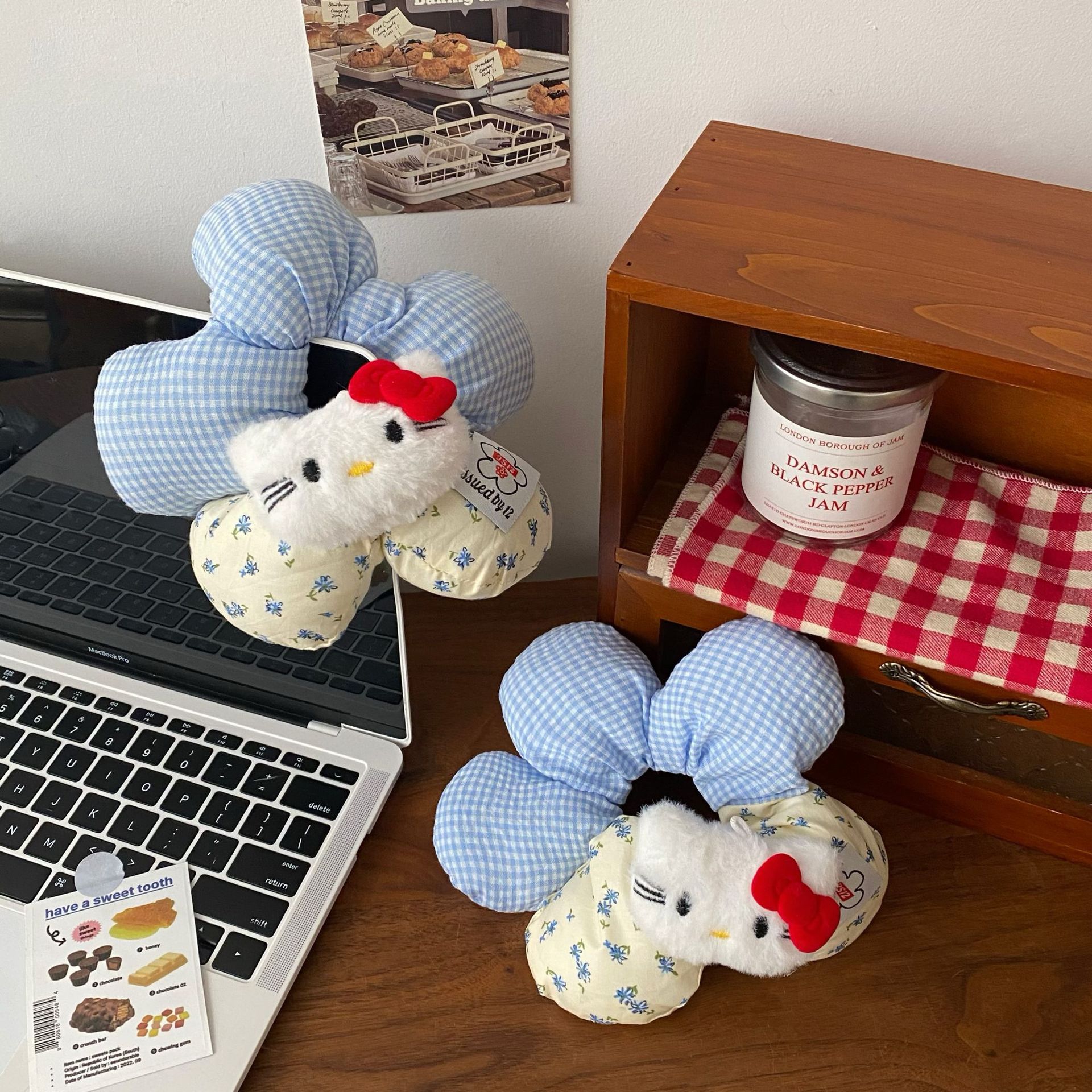 Cat-shaped checkered flower design, high appearance level, big circle, elegant bun, hair tie, creative girls' hair flower and hair accessory Application Scenario