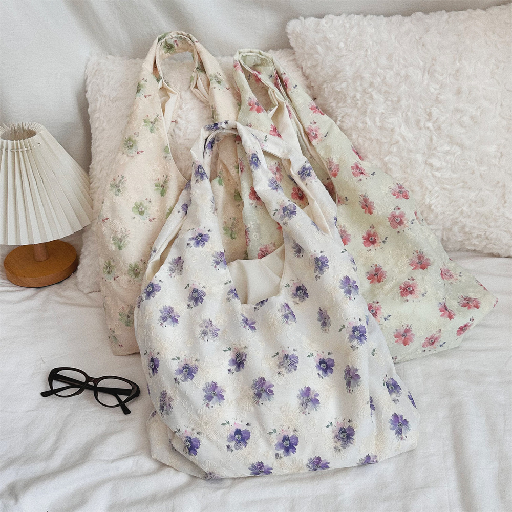 47121 Korean-style embroidered flower canvas bag vest bag for girls, student large-capacity commuting and class single-shoulder bag details Picture