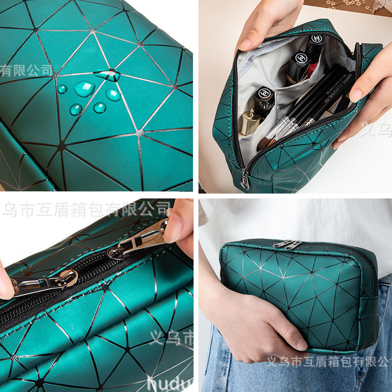 New large-capacity portable ins convenient makeup bag, travel toiletries bag and cosmetics storage bag Application Scenario