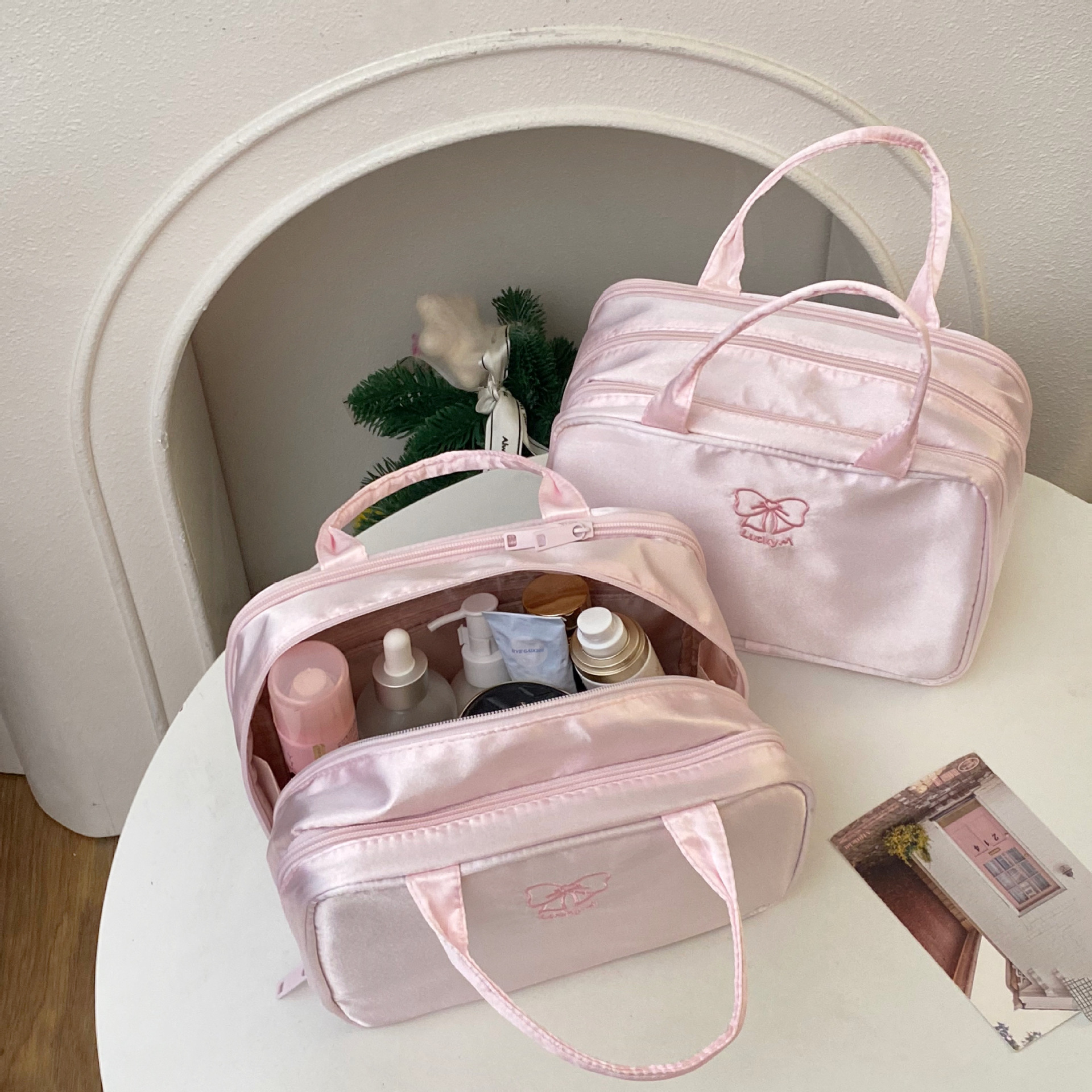 A pink three-layer makeup bag for young girls, a large-capacity portable hand-held makeup bag, and a cosmetic storage bag for travel and business trips details Picture
