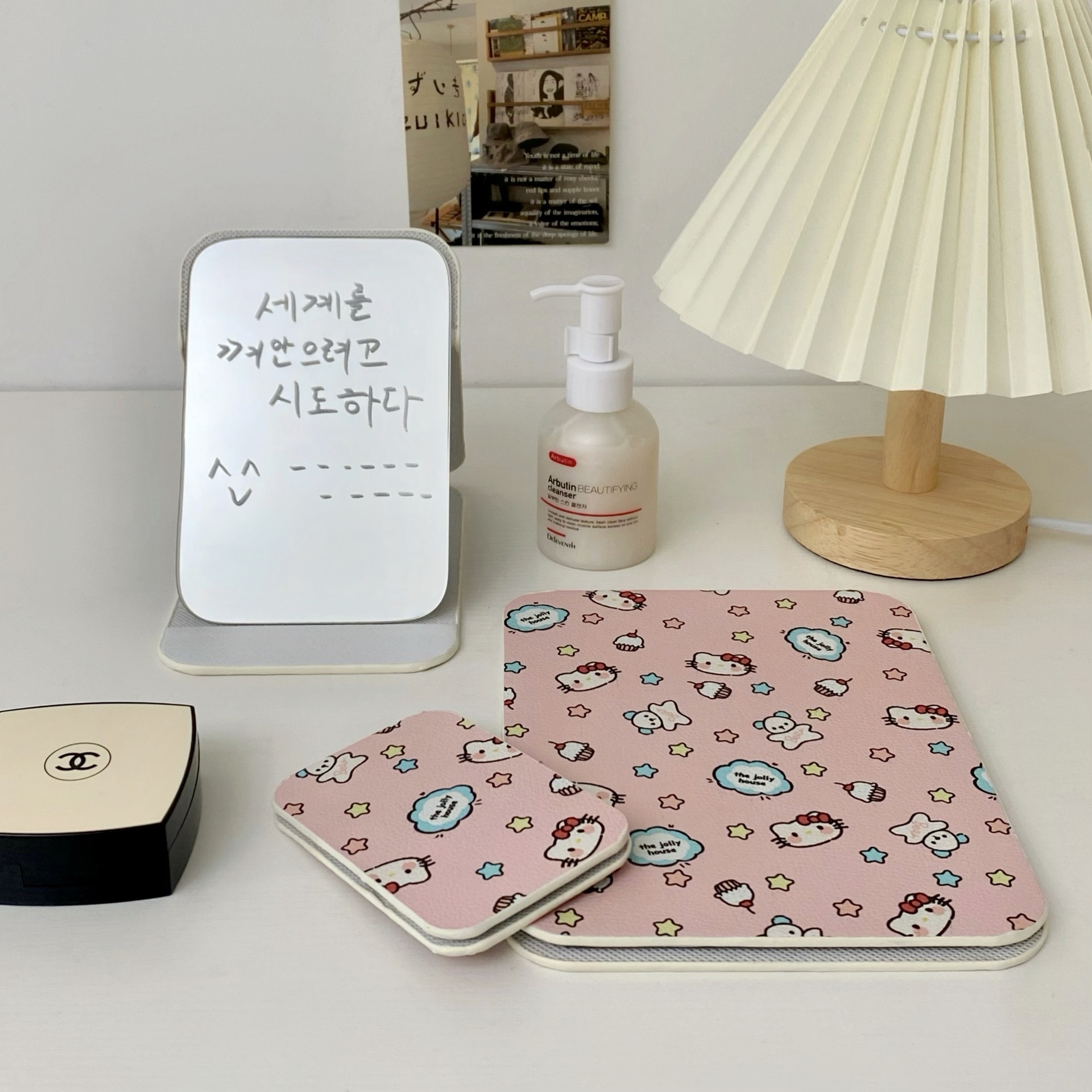 Pink cat-shaped folding mirror with a girlish heart, portable home bedroom desktop, makeup mirror, dressing mirror, and small portable mirror details Picture