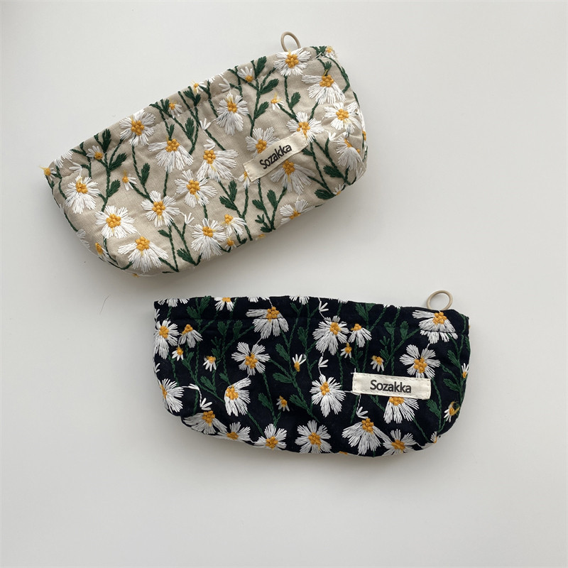 19221 Fresh and delicate embroidered Daisy flower Makeup Bag for Women, simple and portable pen case with large capacity, Japanese-style artistic style Application Scenario