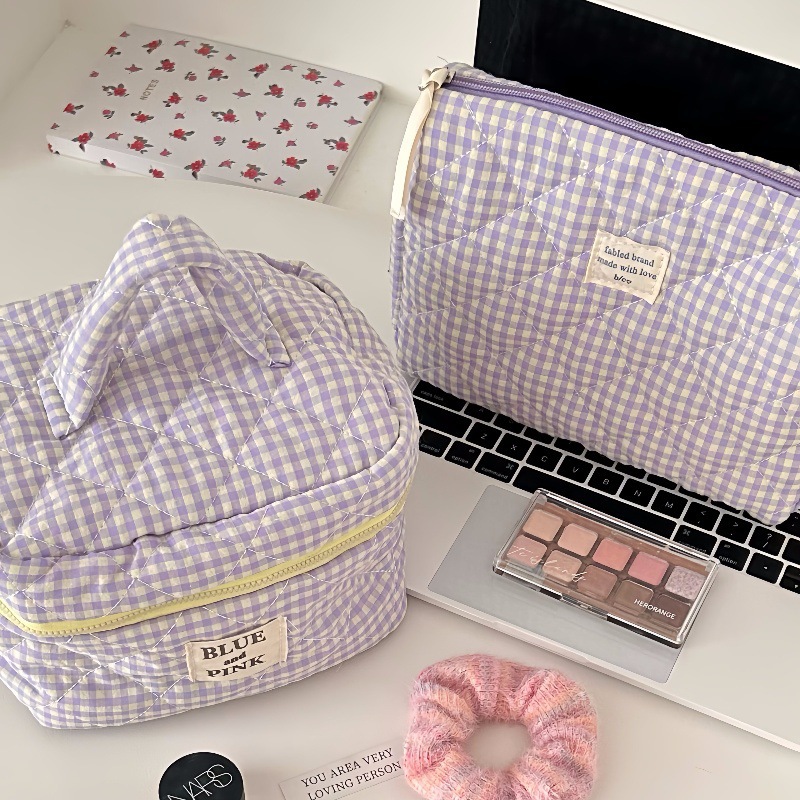 ins Berry-colored checkered makeup Bag 2024 New Portable large-capacity student cosmetics toiletry bag storage bag Application Scenario