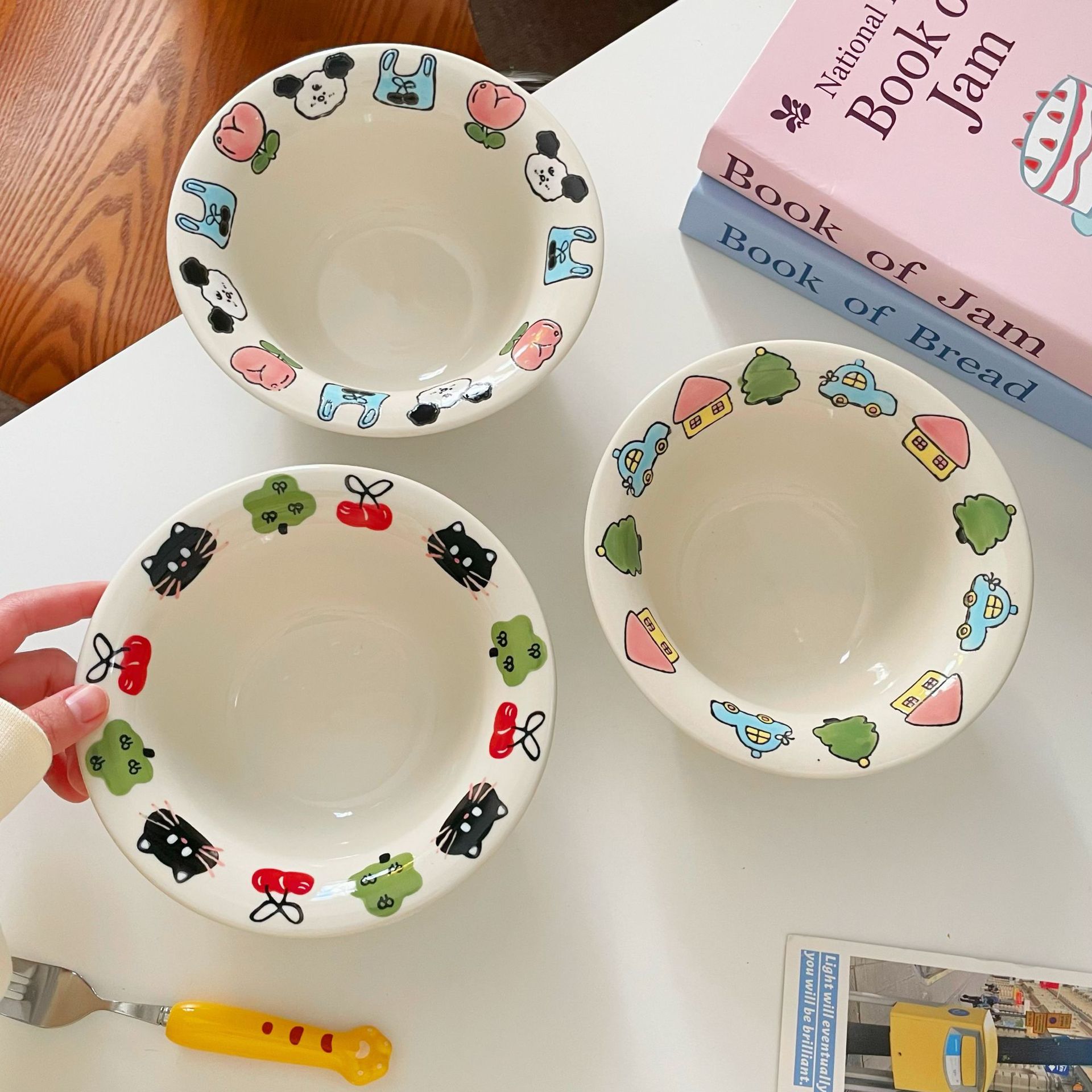 Creative, cute and childlike ceramic bowl with relief hand-painted flanged straw hat, salad bowl, deep pasta plate, household vegetable plate and rice bowl Application Scenario