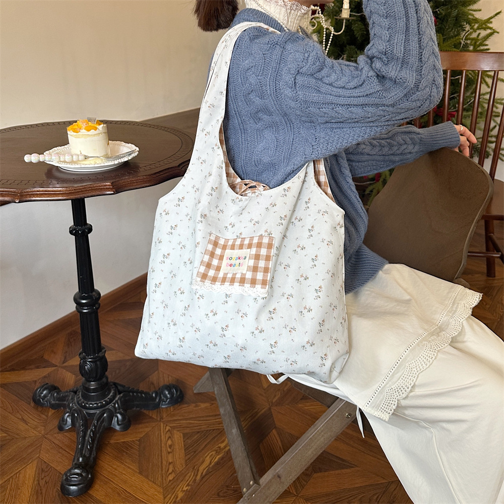 52221 Korean-style floral artistic canvas floral vest bag, fairy bag, student hand-carry, large capacity, commuting single-shoulder Application Scenario