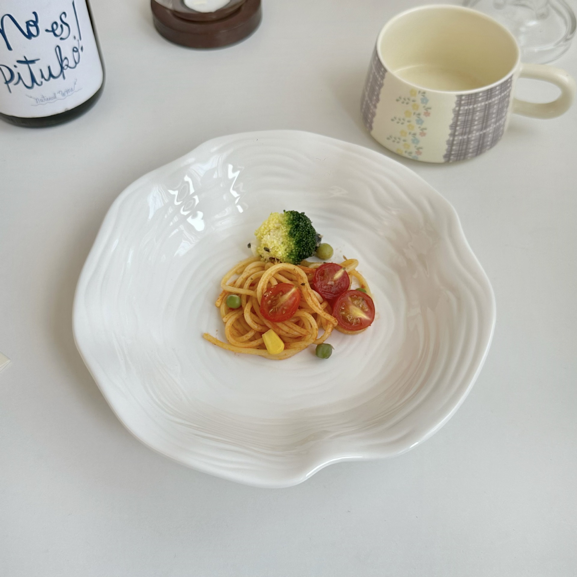 Nordic-style ruffled edge soup plates, hotel irregular ceramic tableware, high appearance level, fruit salad plates, Western pasta plates full figure
