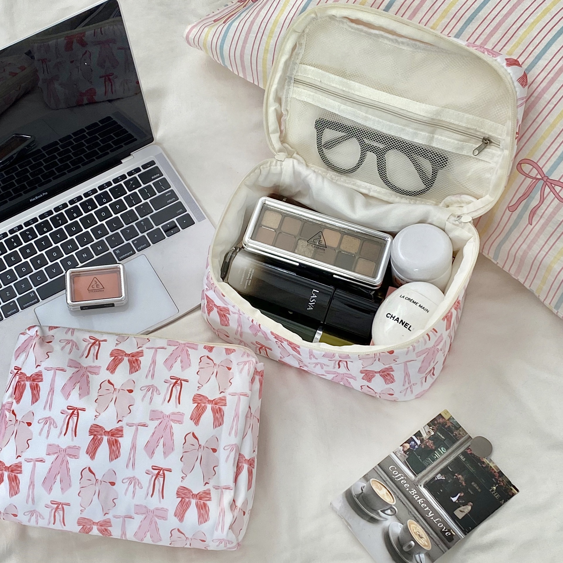 Pink bow makeup bag, large-capacity girl's heart storage bag, student dormitory cosmetics and toiletries storage bag details Picture