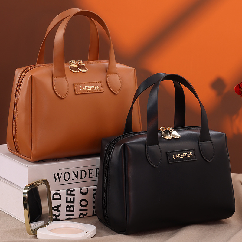 The best-selling cross-border product, the Meiladebei hand-held makeup bag, is a high-end, portable and large-capacity travel cosmetics storage bag full figure