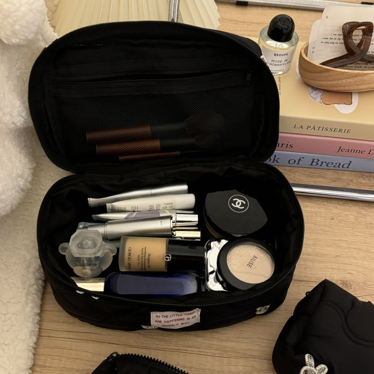 Black embroidered little rabbit makeup bag, high-end and niche storage bag, portable large-capacity travel cosmetics and toiletries bag Application Scenario