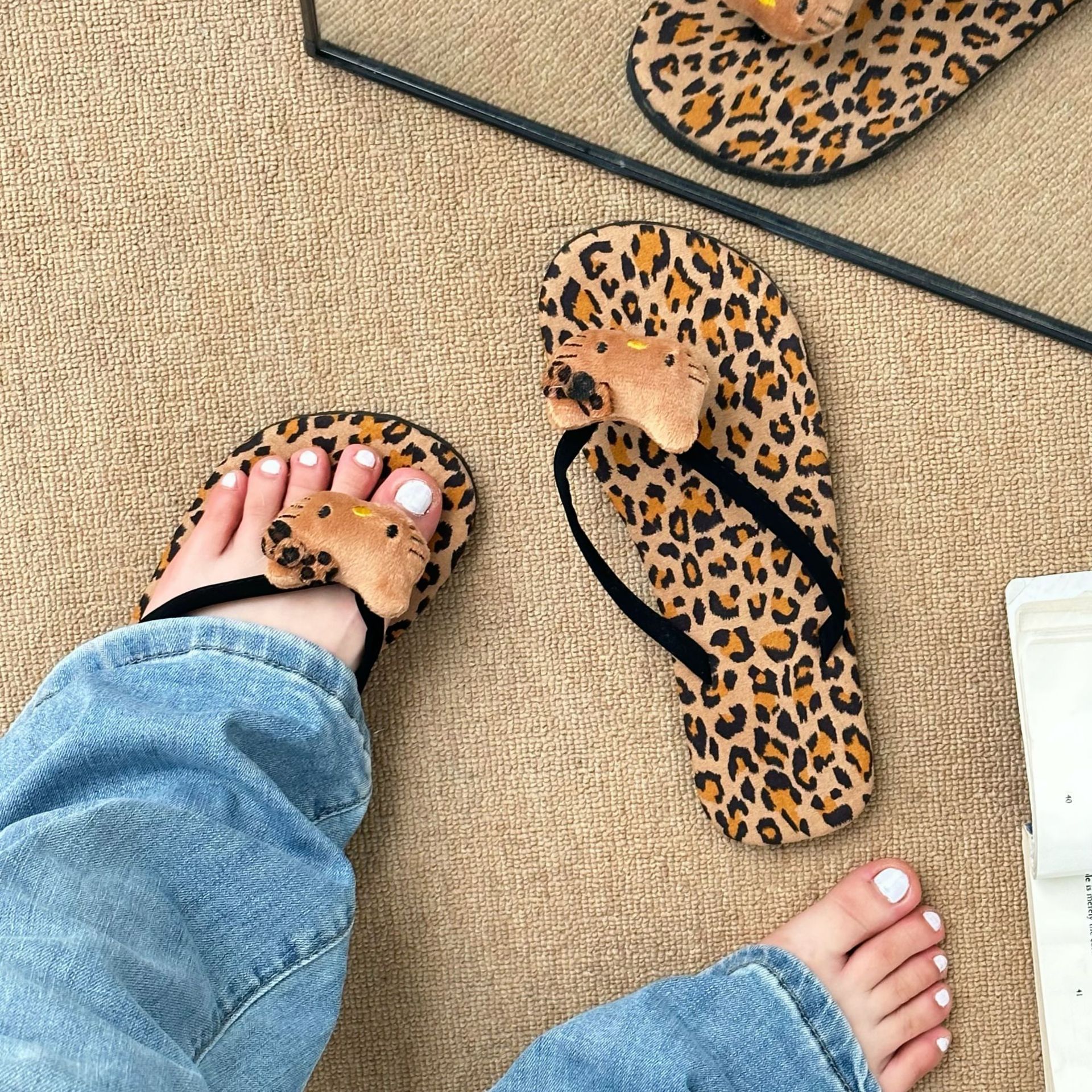 The popular leopard print cat flip-flops have a high appearance level. The new women's slippers for 2025 are soft-soled flat slippers for summer outerwear full figure