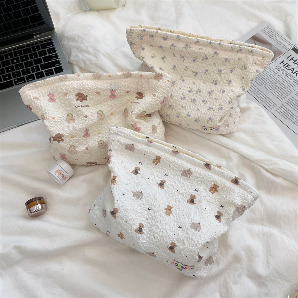 4862 embossed Cartoon makeup Bag, gentle style storage bag, Large capacity portable travel skin care and toiletries bag Specification drawing