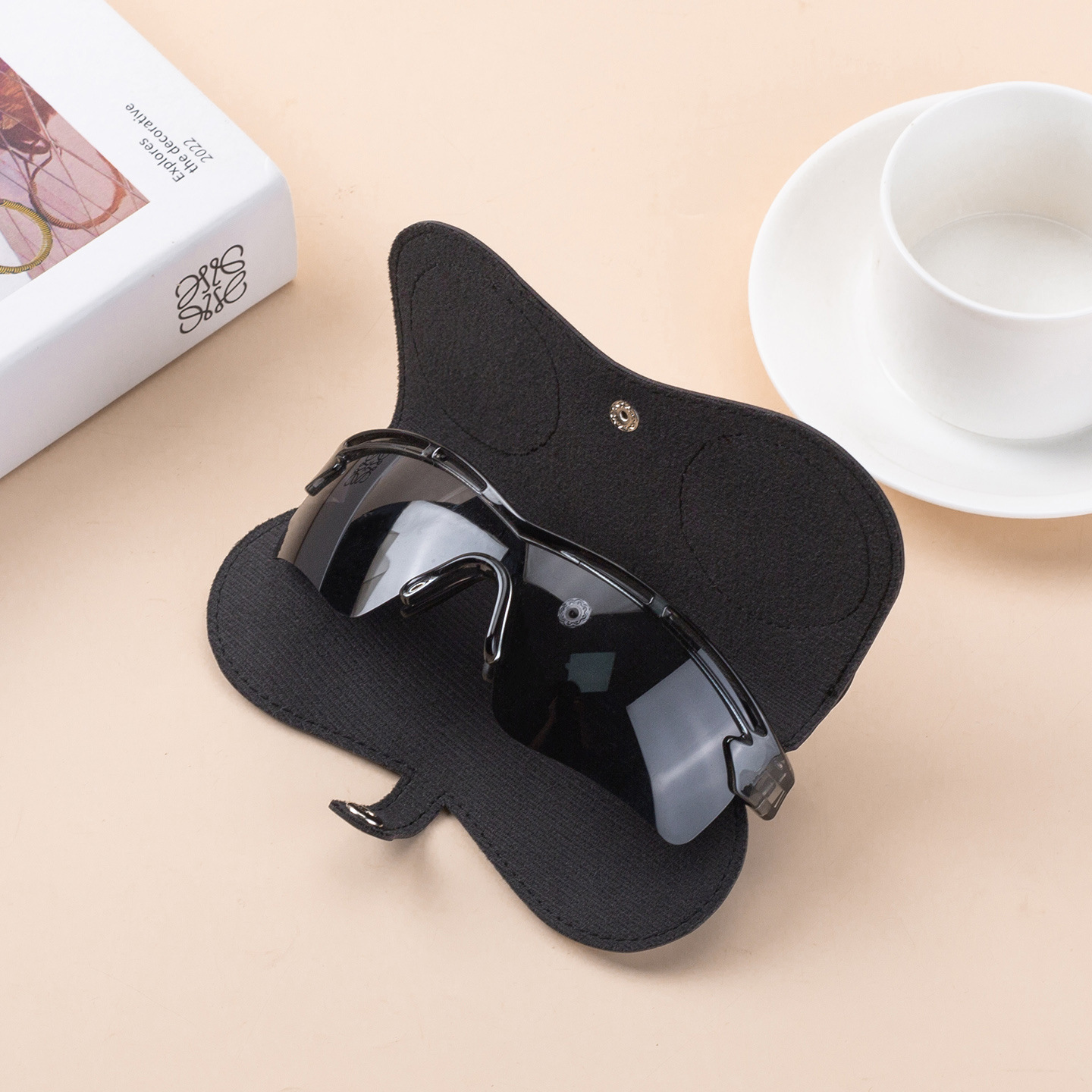 New cartoon cute glasses case, portable men's and women's sunglasses, myopia glasses storage bag, protective case, glasses case hanging decoration Application Scenario
