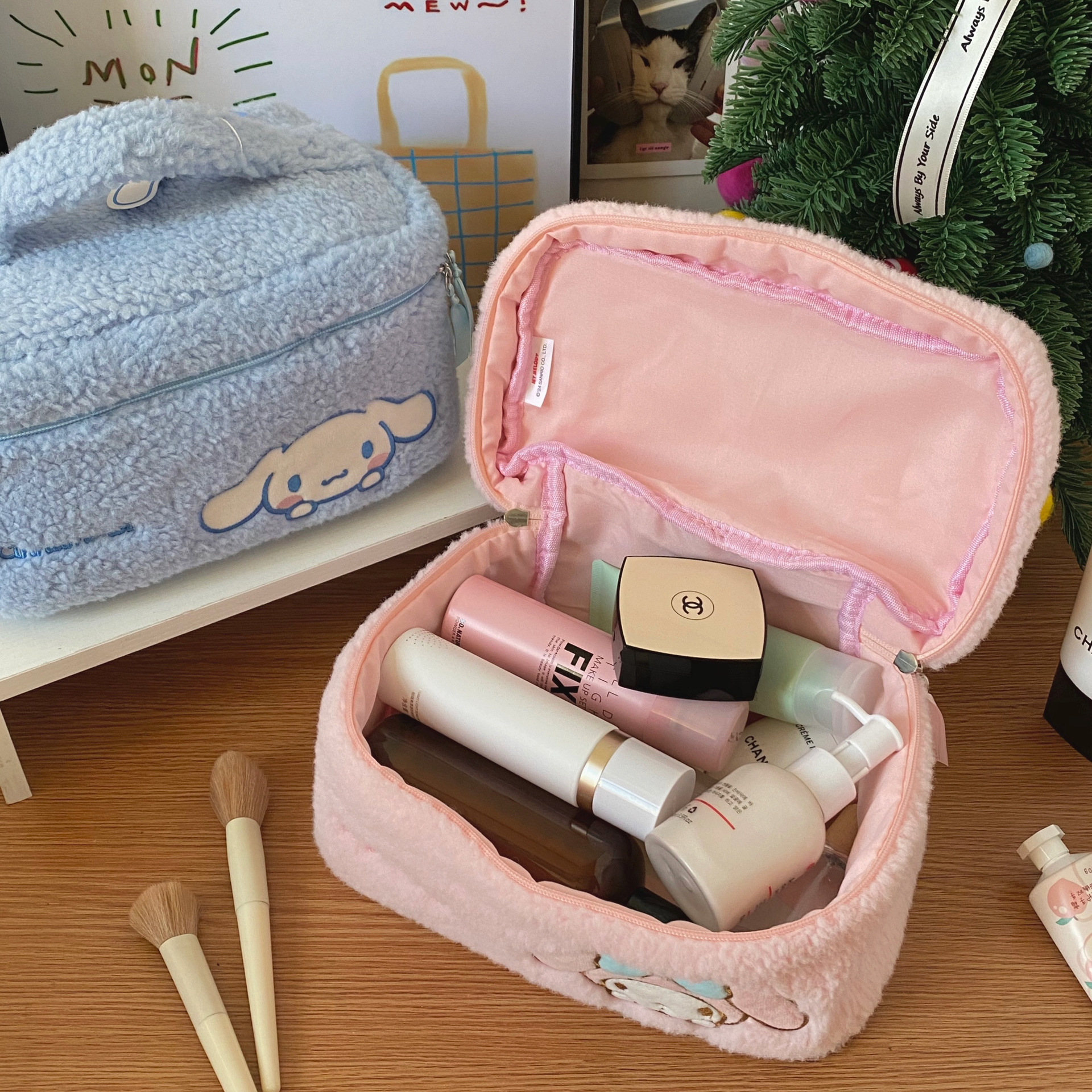 Genuine and authorized ~ High-quality appearance level plush embroidery makeup bag, cartoon large-capacity business trip cosmetics storage bag Application Scenario