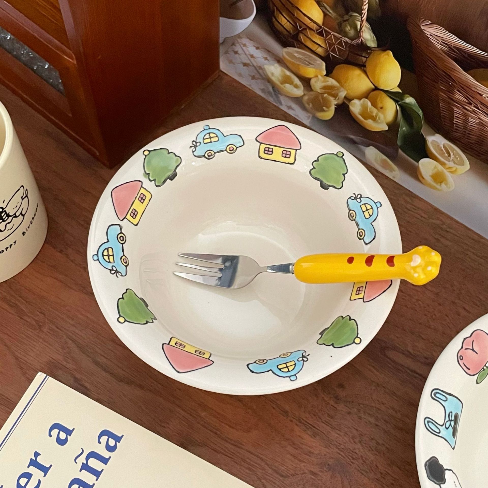 Creative, cute and childlike ceramic bowl with relief hand-painted flanged straw hat, salad bowl, deep pasta plate, household vegetable plate and rice bowl Specification drawing
