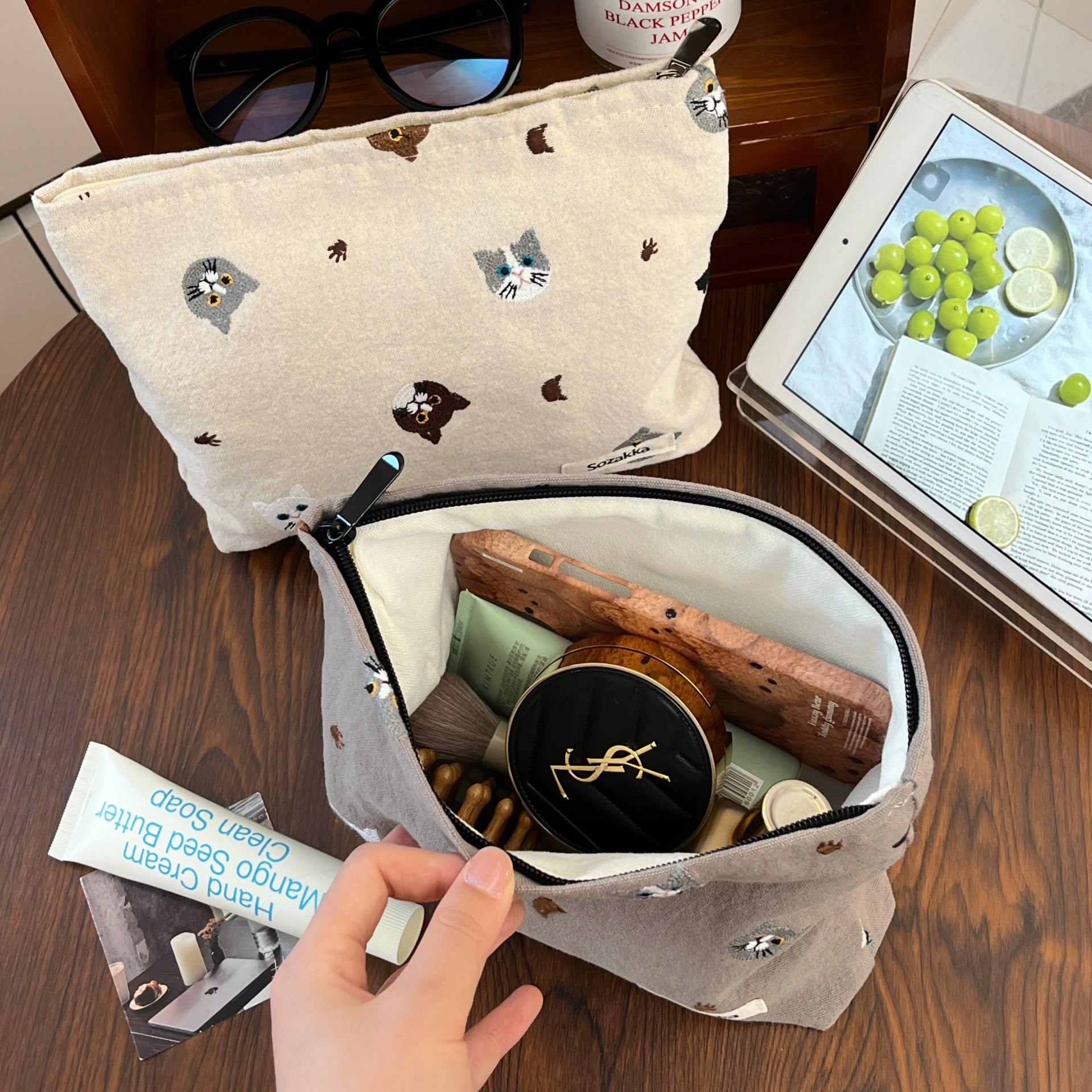 Cotton and linen embroidered cute cat storage bag, large-capacity travel portable storage bag, travel and business trip makeup bag for women Specification drawing