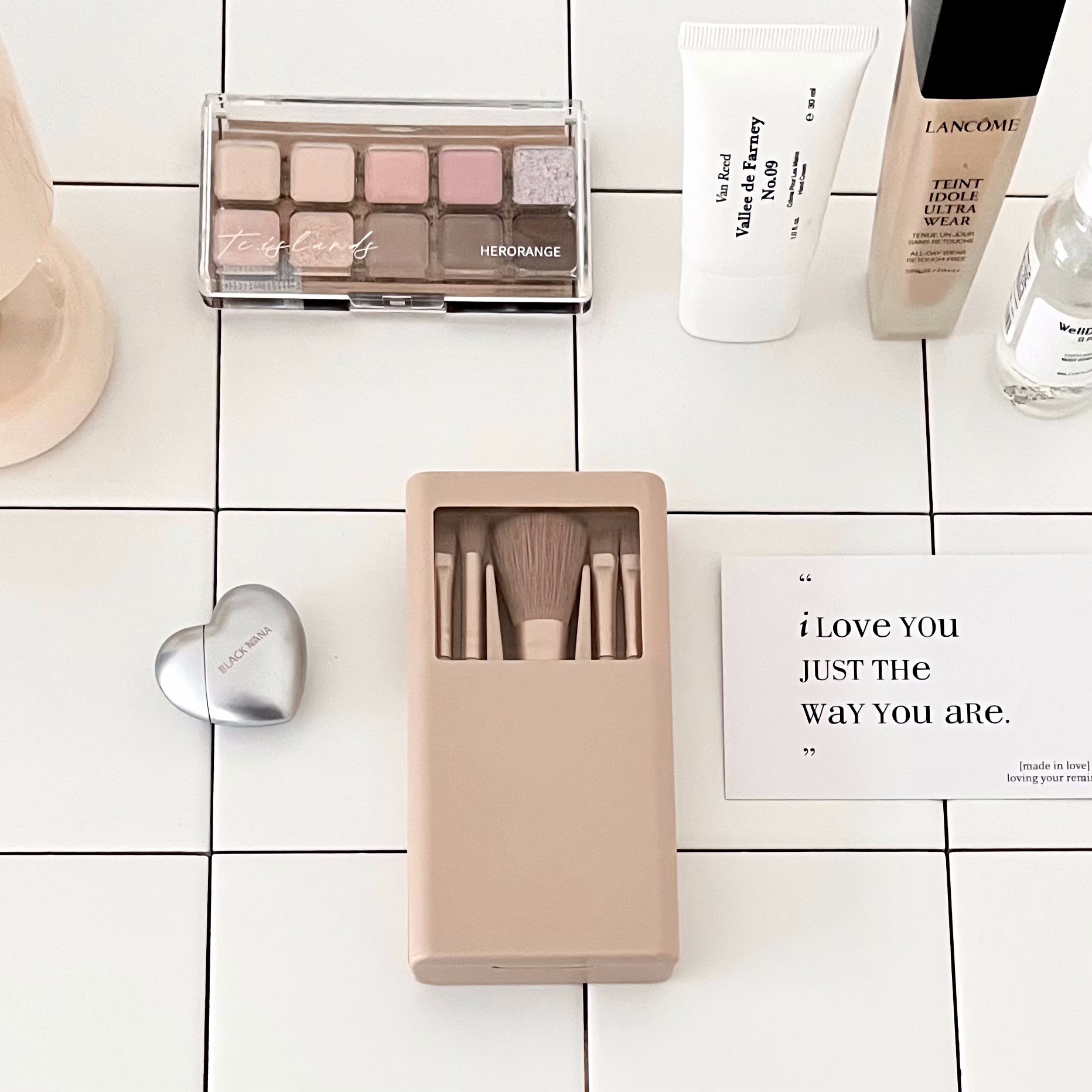 Mini portable makeup brush set, travel complete set, 5 pieces, including mirror, soft bristle foundation, eyeshadow brush, loose powder brush Item Picture