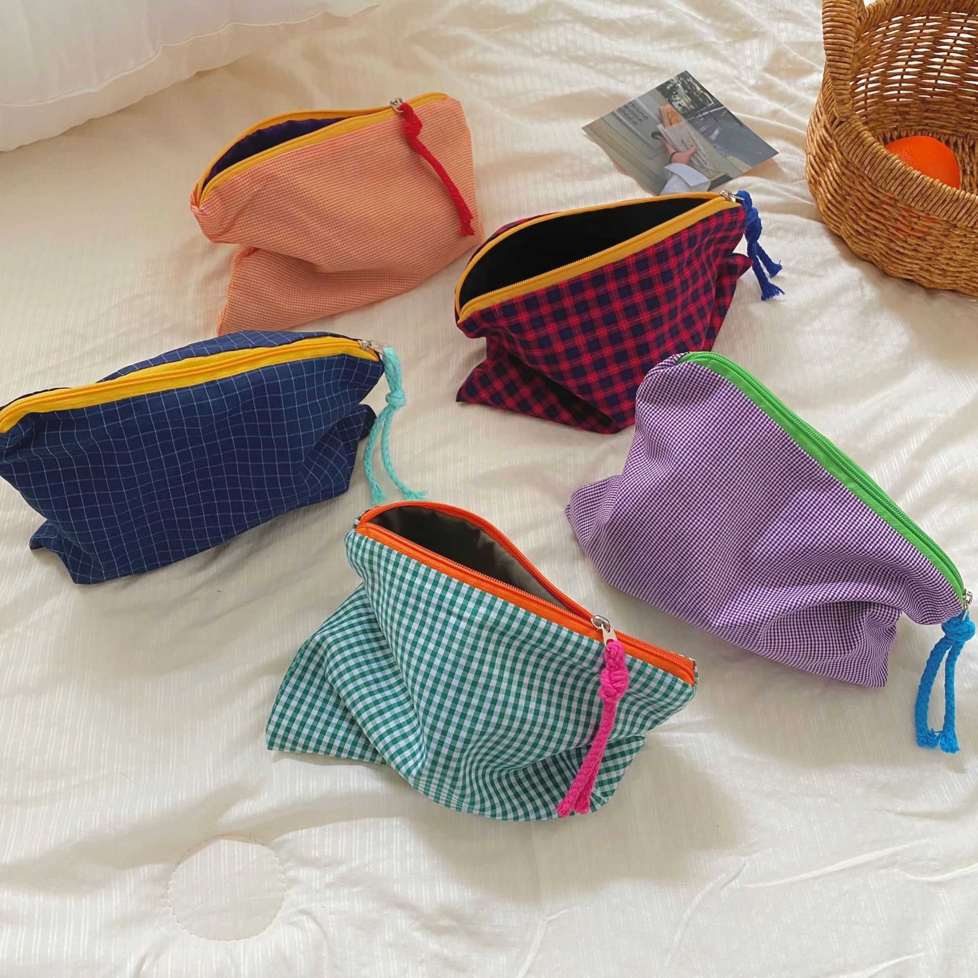 Large-capacity color-blocking checkered bag, makeup bag, women's Ins-style portable cosmetics storage bag, skin care products and toiletries storage full figure