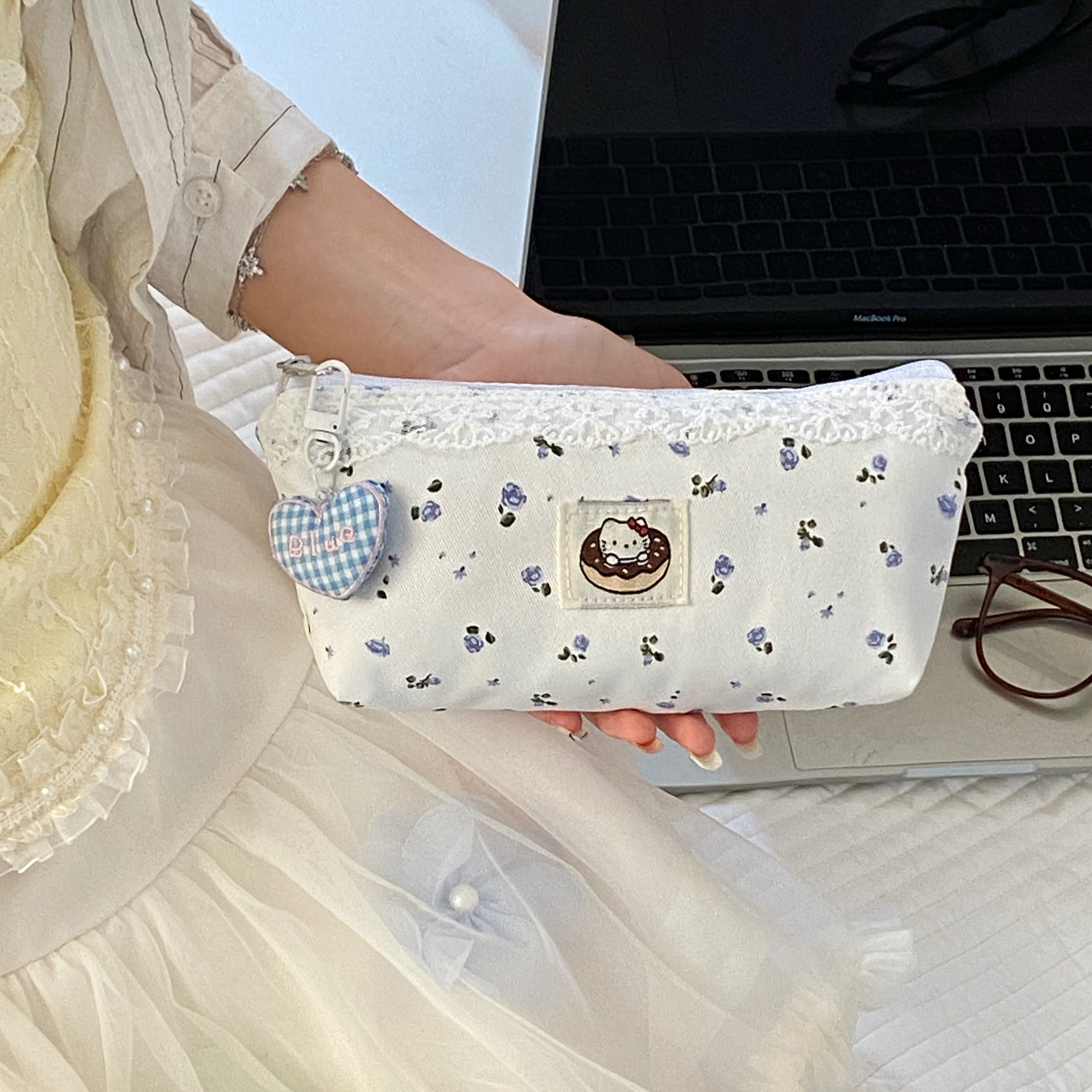 A small and fresh floral cat pencil case with an ins style, high appearance level, large capacity, a portable stationery box and pencil case for girls and students details Picture
