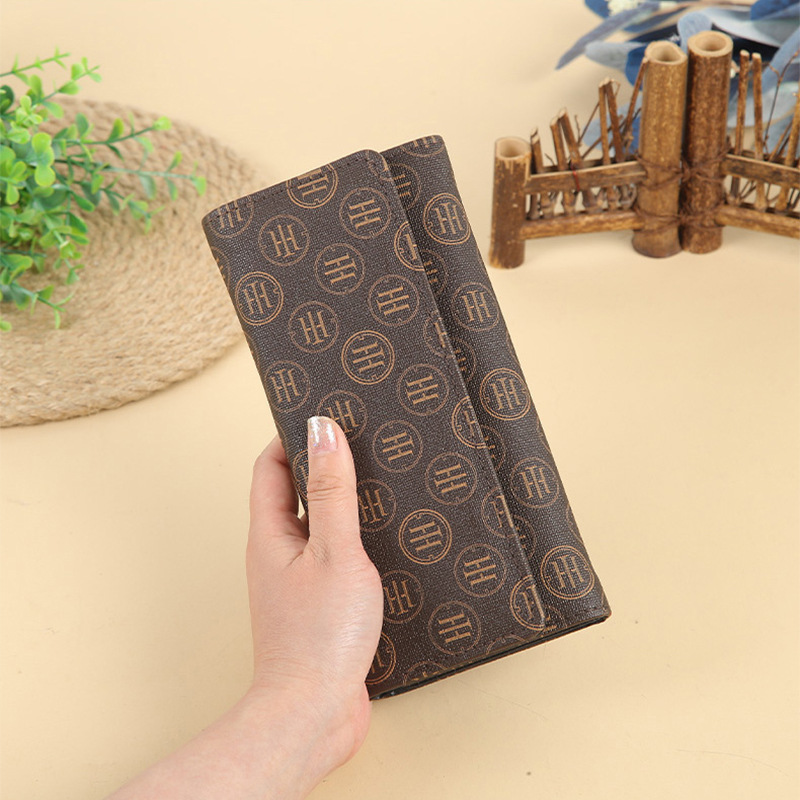 A Korean-style mid-length clutch bag with multiple compartments for ladies, a personalized and trendy large-capacity zipper handbag Application Scenario