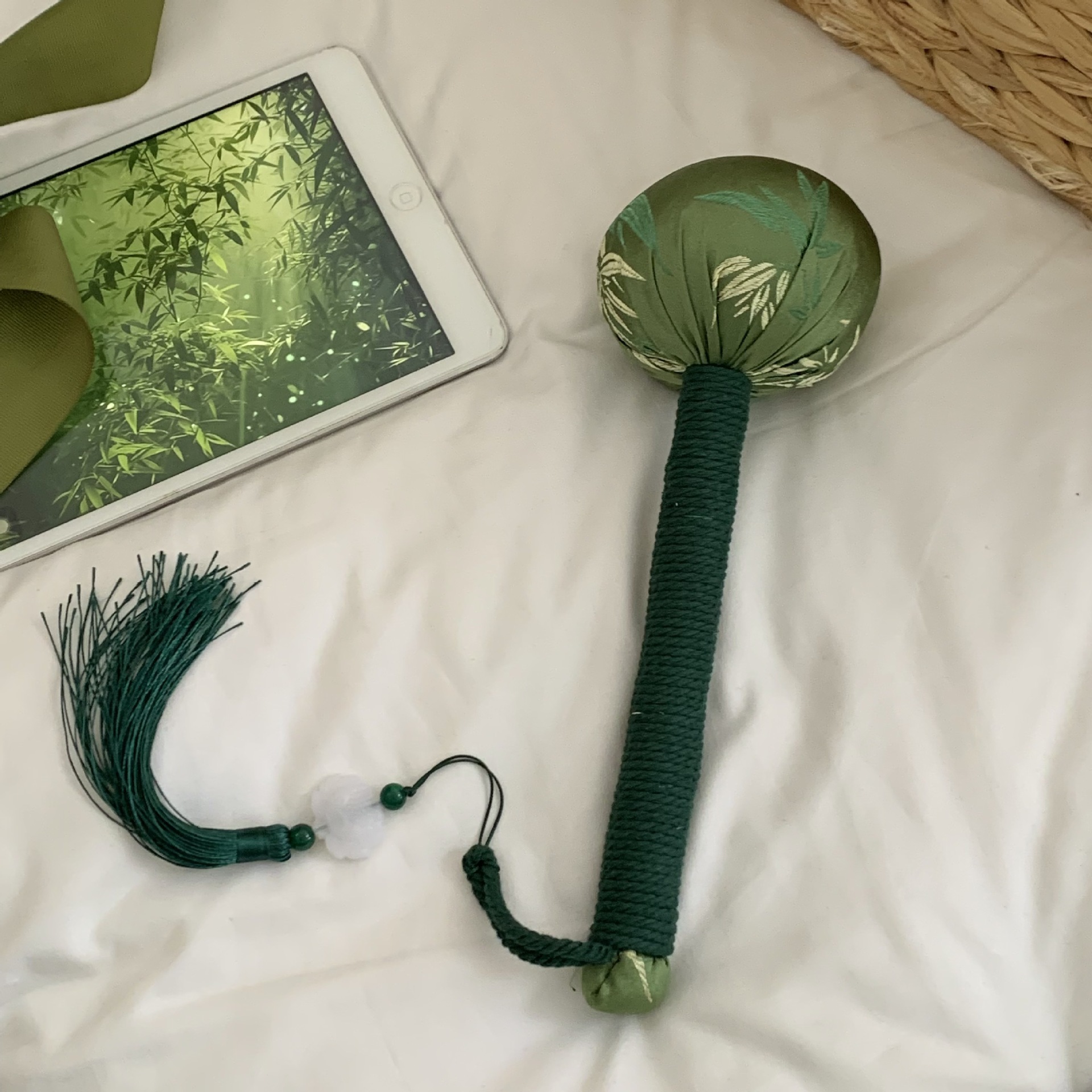 The Chinese-style willow leaf and mugwort hammer is a hand-held moxibustion hammer that massages the shoulders and neck. The tapping stick patts the meridians of the eight deficiencies and taps the cervical vertebrae full figure