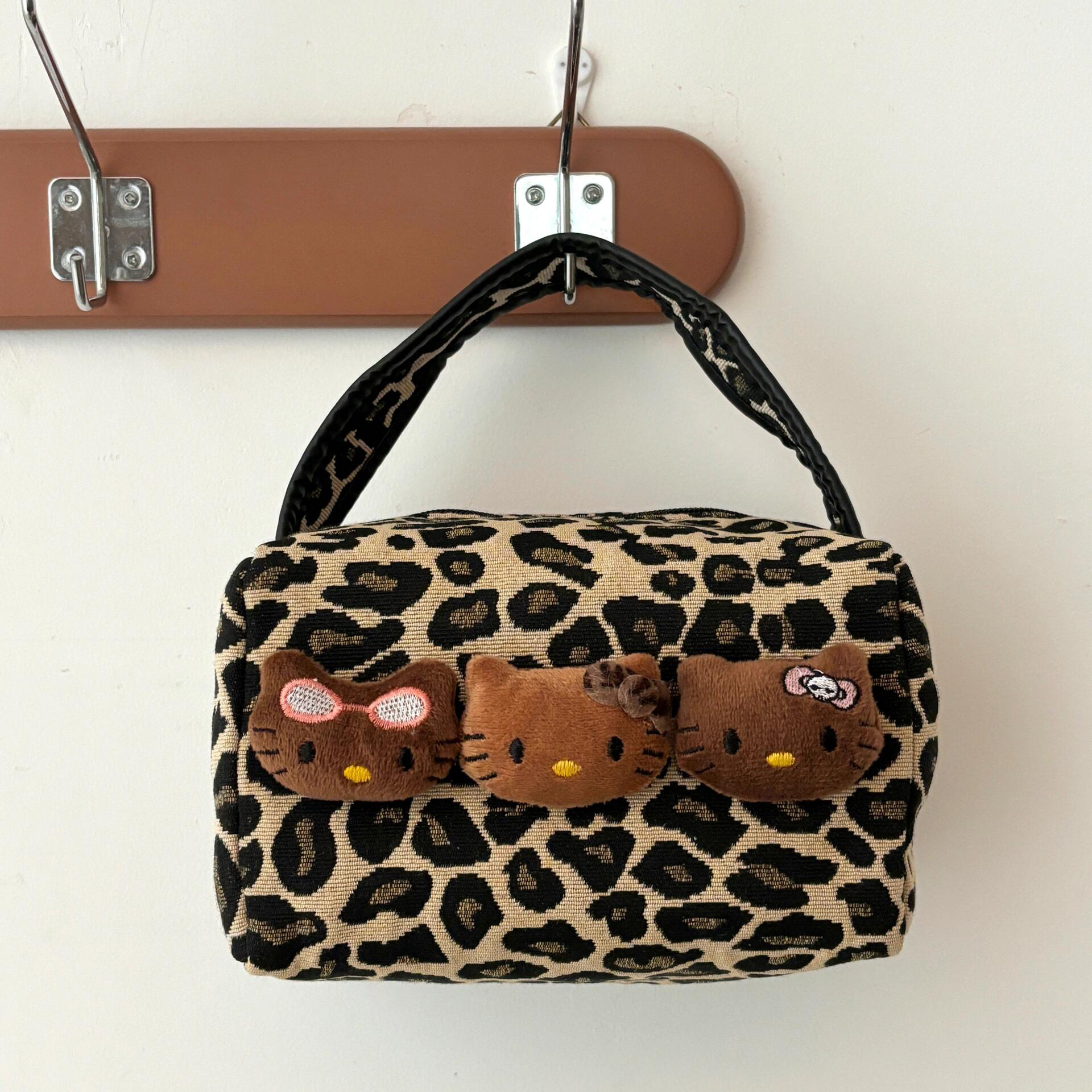 Leopard print black leather cat makeup bag, large-capacity portable commuting and travel handbag for women, skin care and cosmetics storage bag Item Picture