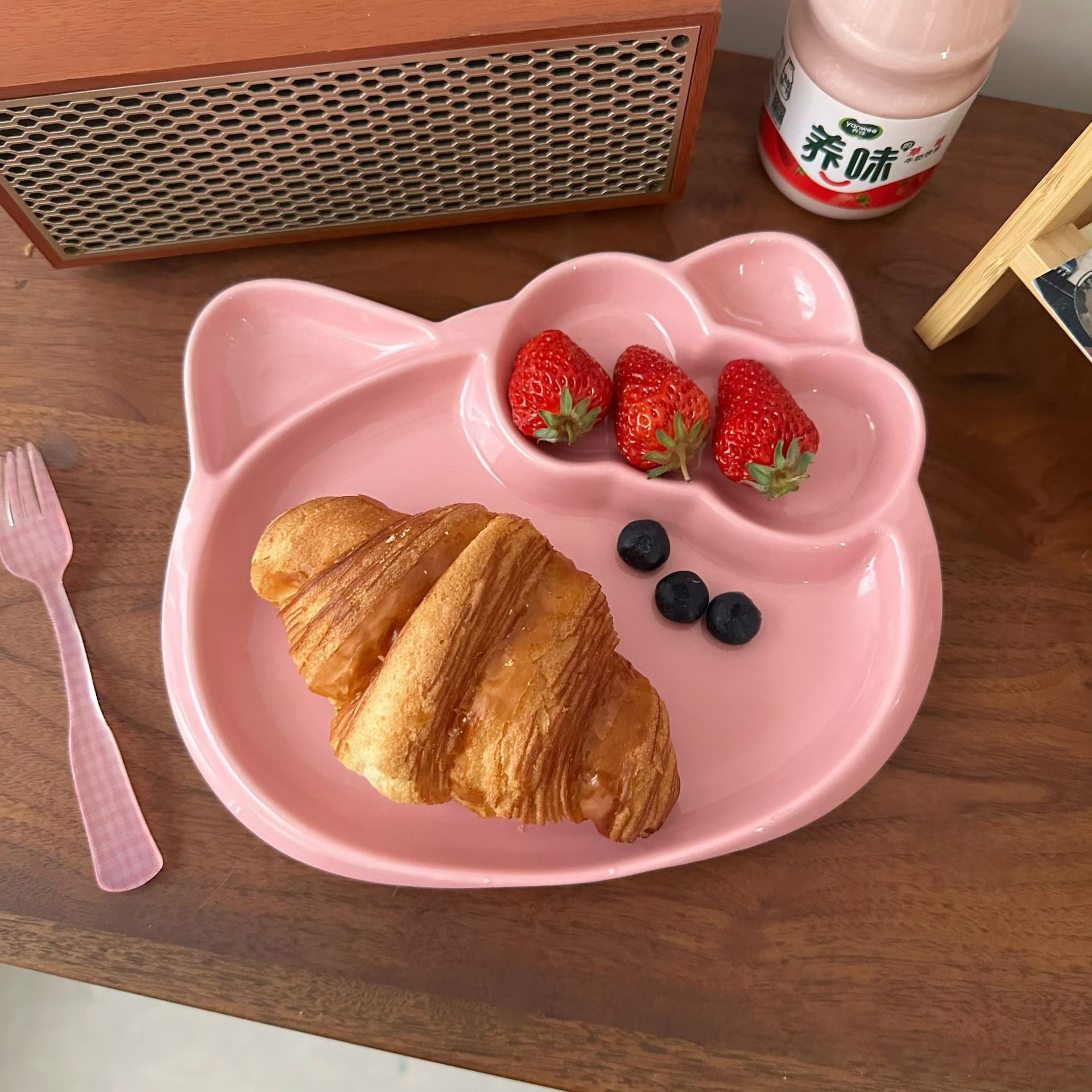 Cute cartoon cat ceramic creative compartments tableware, high appearance level, breakfast fruit salad pose, irregular plates details Picture