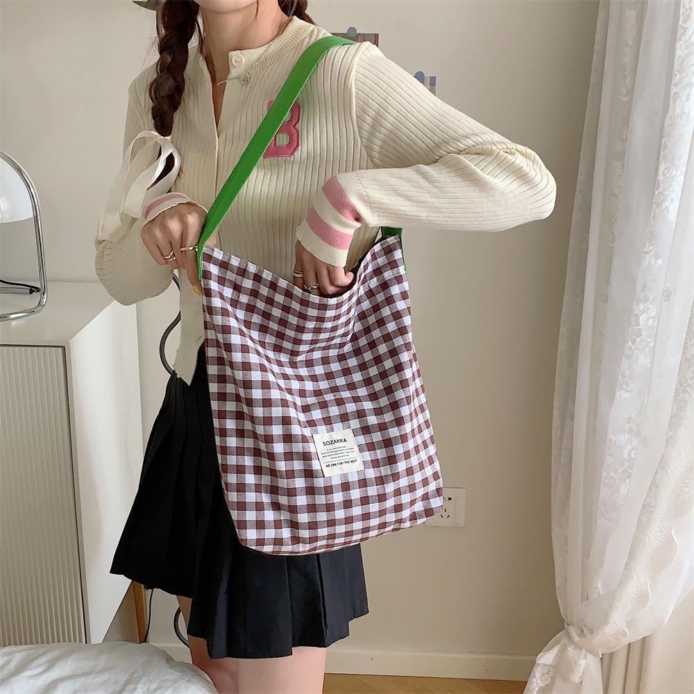 38251 canvas bag for Women, 2023 New style contrasting color checkered single-shoulder fabric bag, college students' artistic commuting tote bag Application Scenario