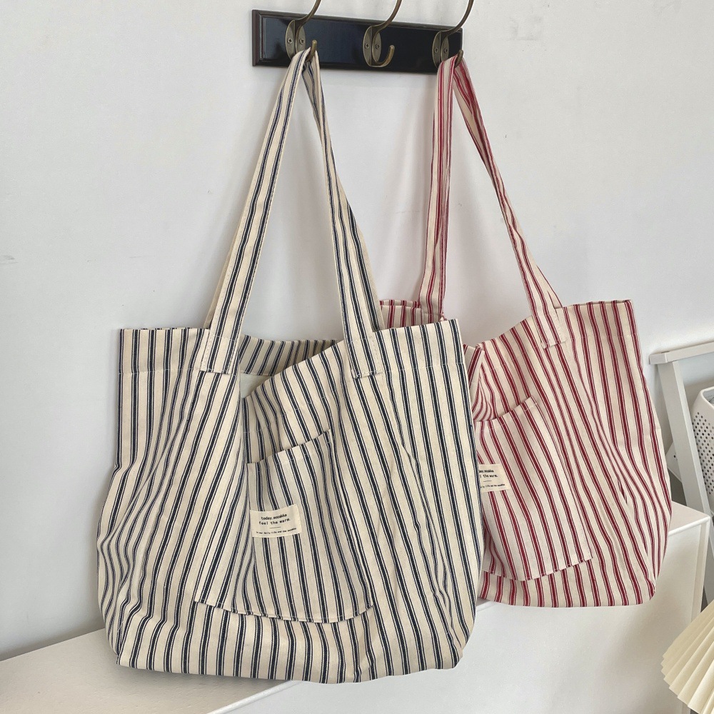 The 4891 Holiday French striped canvas bag is a versatile shopping bag with a large capacity for shopping. It is a lightweight single-shoulder bag for women's commuting full figure