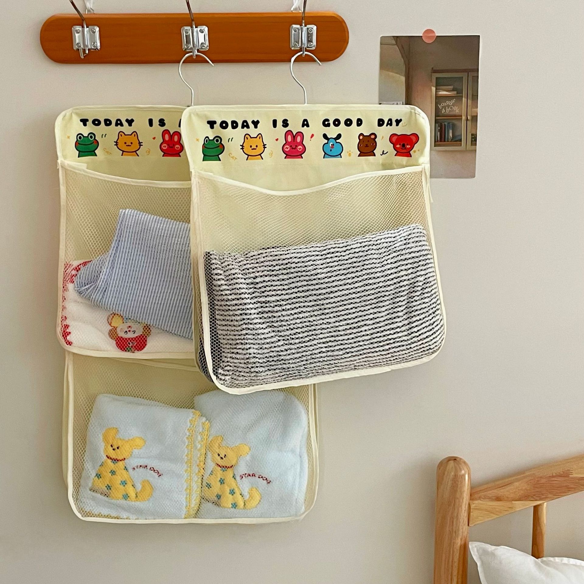 Animal pattern hanging bag type underwear and underpants storage bag, bedside wardrobe hanging bag in the dormitory, hanging bag for miscellaneous items behind the door, net bag full figure