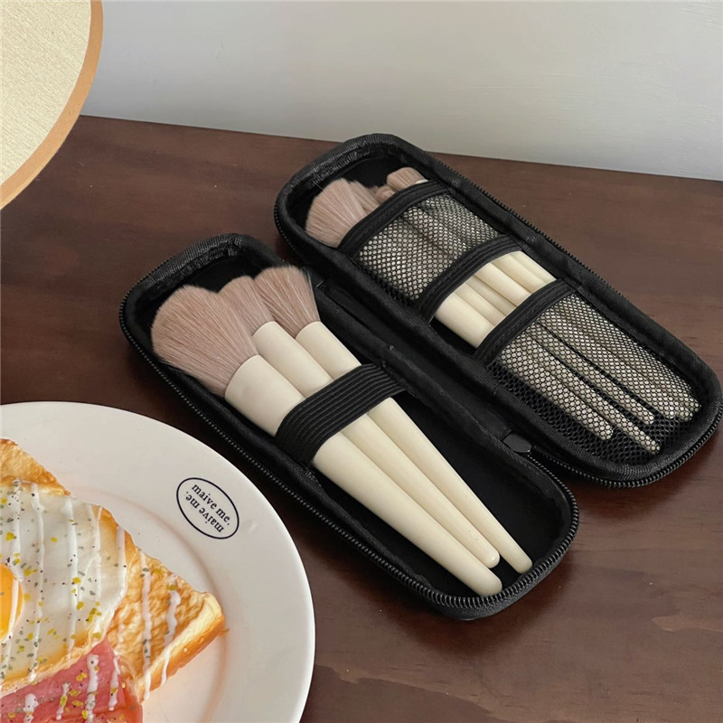 A new portable makeup brush bag for women, a small brush, eyebrow pencil and eyeshadow brush storage bag that can be carried around for travel Item Picture