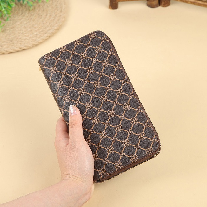 New printed wallet, long large-capacity double zipper clutch, multi-functional, fashionable and elegant zipper clutch Application Scenario
