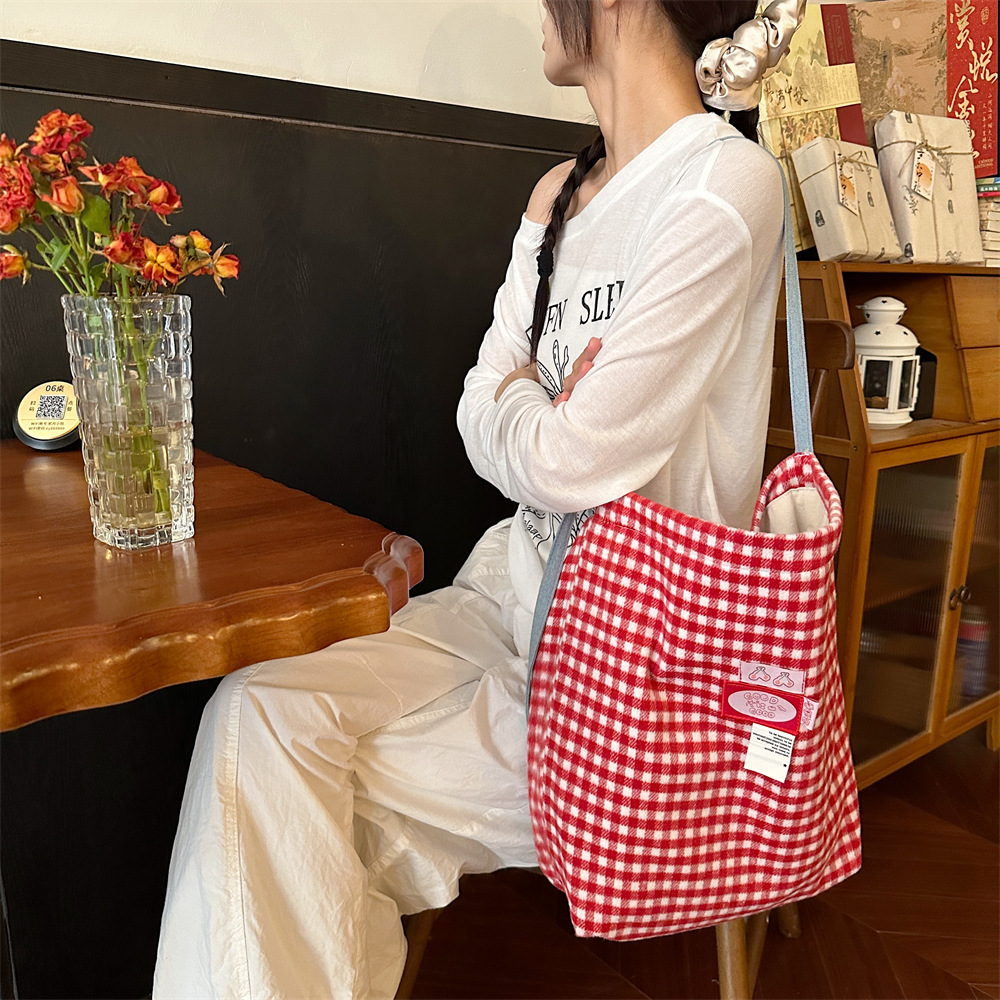 48141 Korean version ins woolen checkered Tote bag for Women 2024 New stylish and Versatile commuter crossbody handbag details Picture