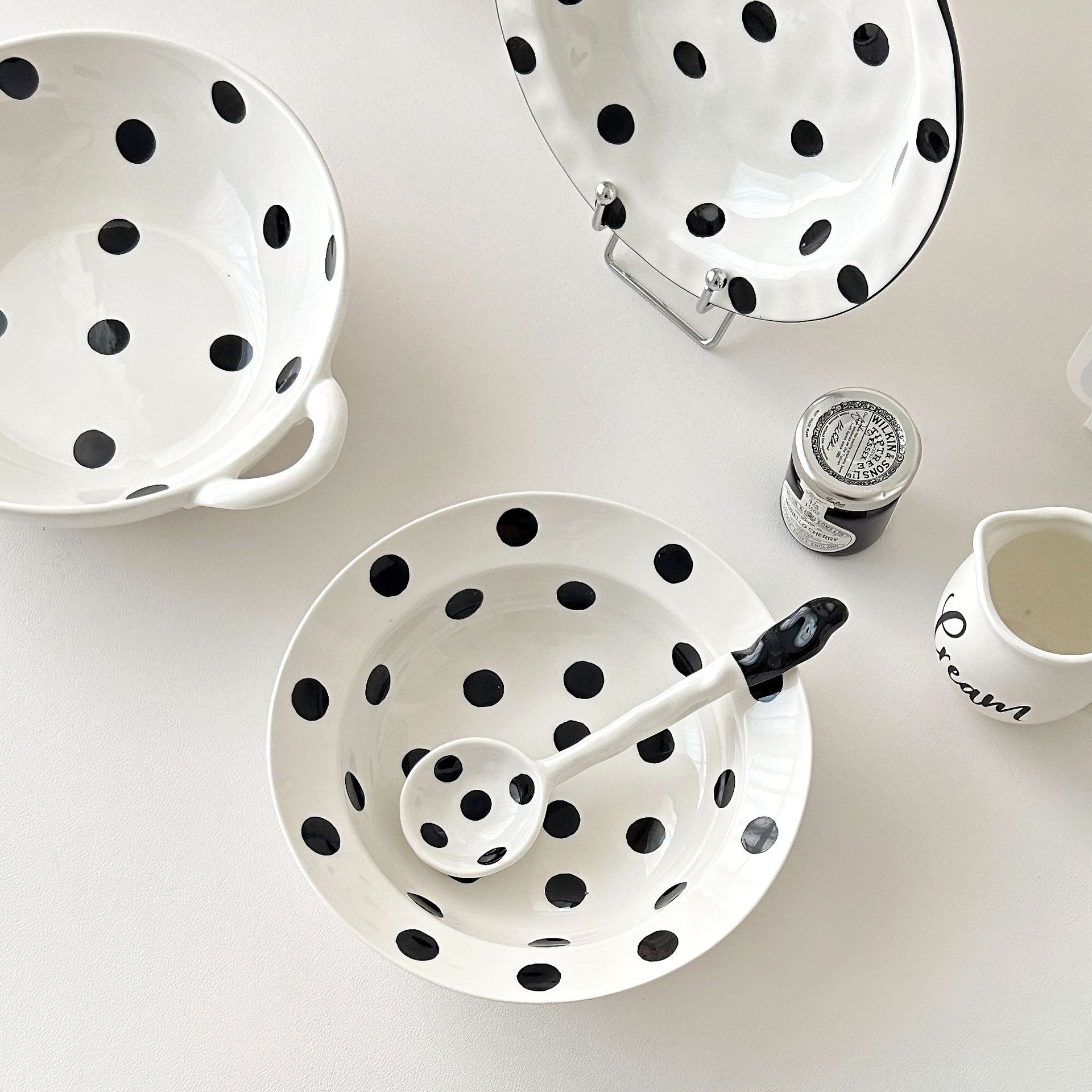 Creative ceramic tableware, cute black and white polka dot irregular double-eared bowls, household instant noodle bowls, salad bowls, personal use only Specification drawing