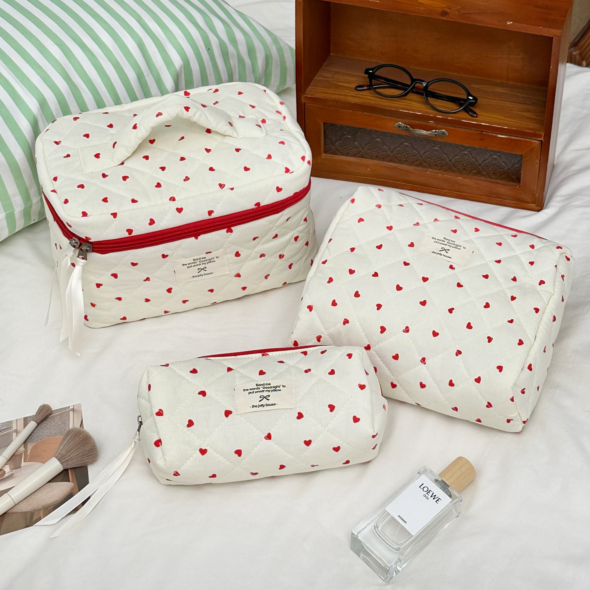 Cross-border red heart-shaped makeup bag for women, ins style, high appearance level, sweet multi-functional storage bag, large capacity toiletry bag full figure