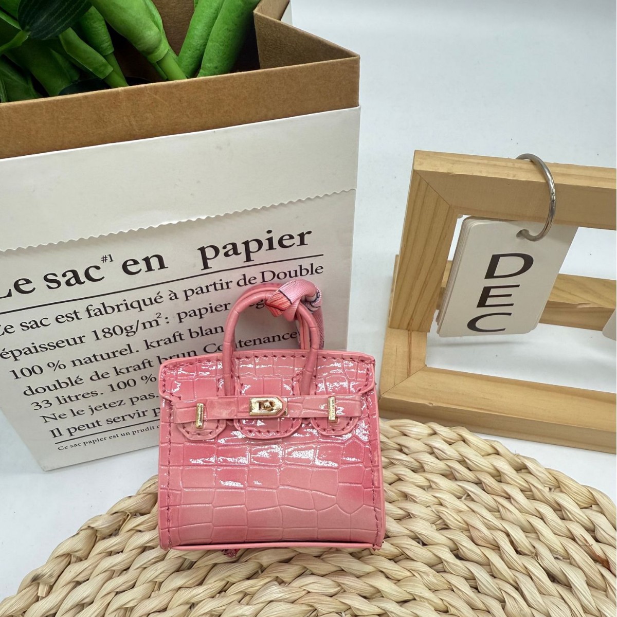 A new miniaturized crocodile-patterned small bag pendant accessory and cute earphone case Application Scenario