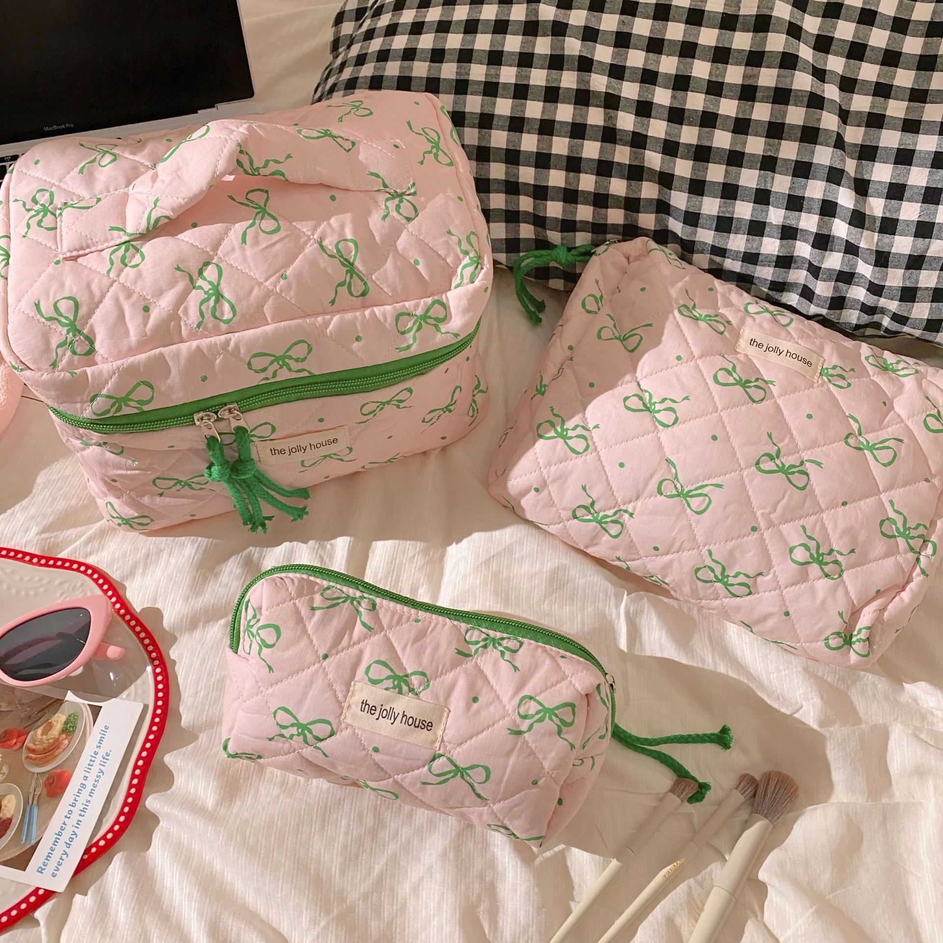 Original ~ Green and pink color contrast bow makeup bag, large-capacity portable student travel toiletry bag storage bag details Picture