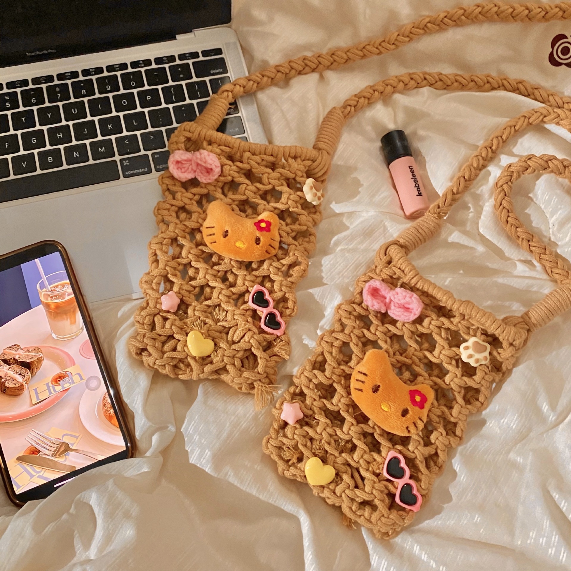 New summer vacation walking bag with black leather Hawaiian cat crossbody, hand-woven mobile phone single-shoulder hollowed-out bag Application Scenario