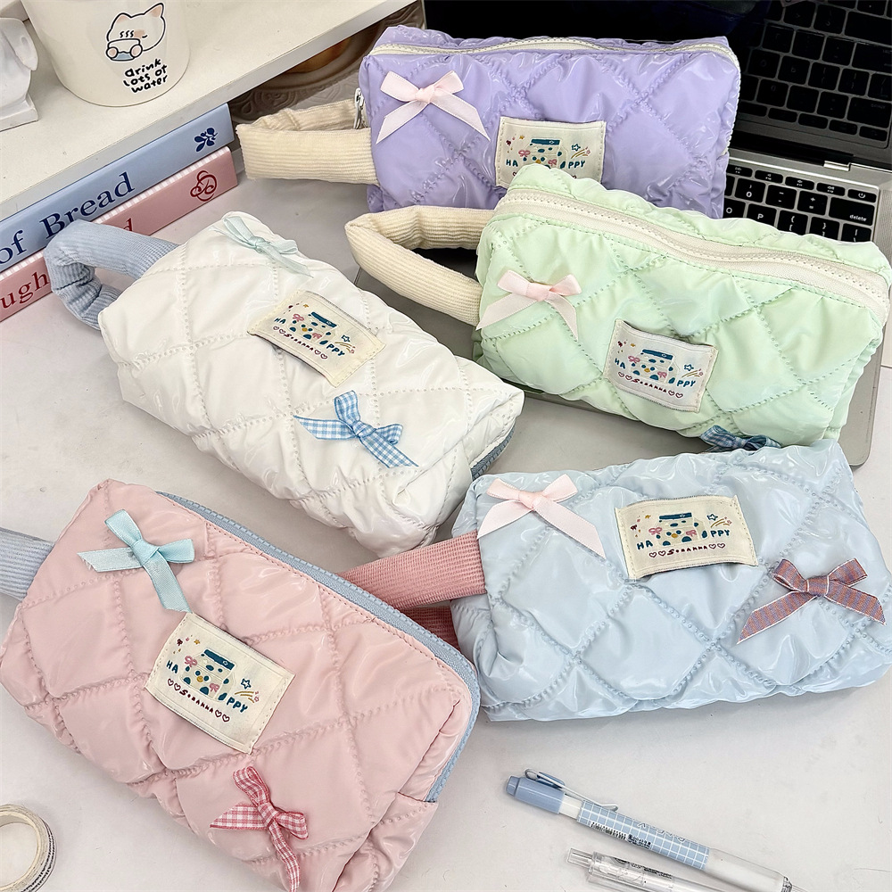 411294 ins Korean large-capacity pen case with pearlescent shiny surface and bow, cute female student hand-held makeup bag full figure