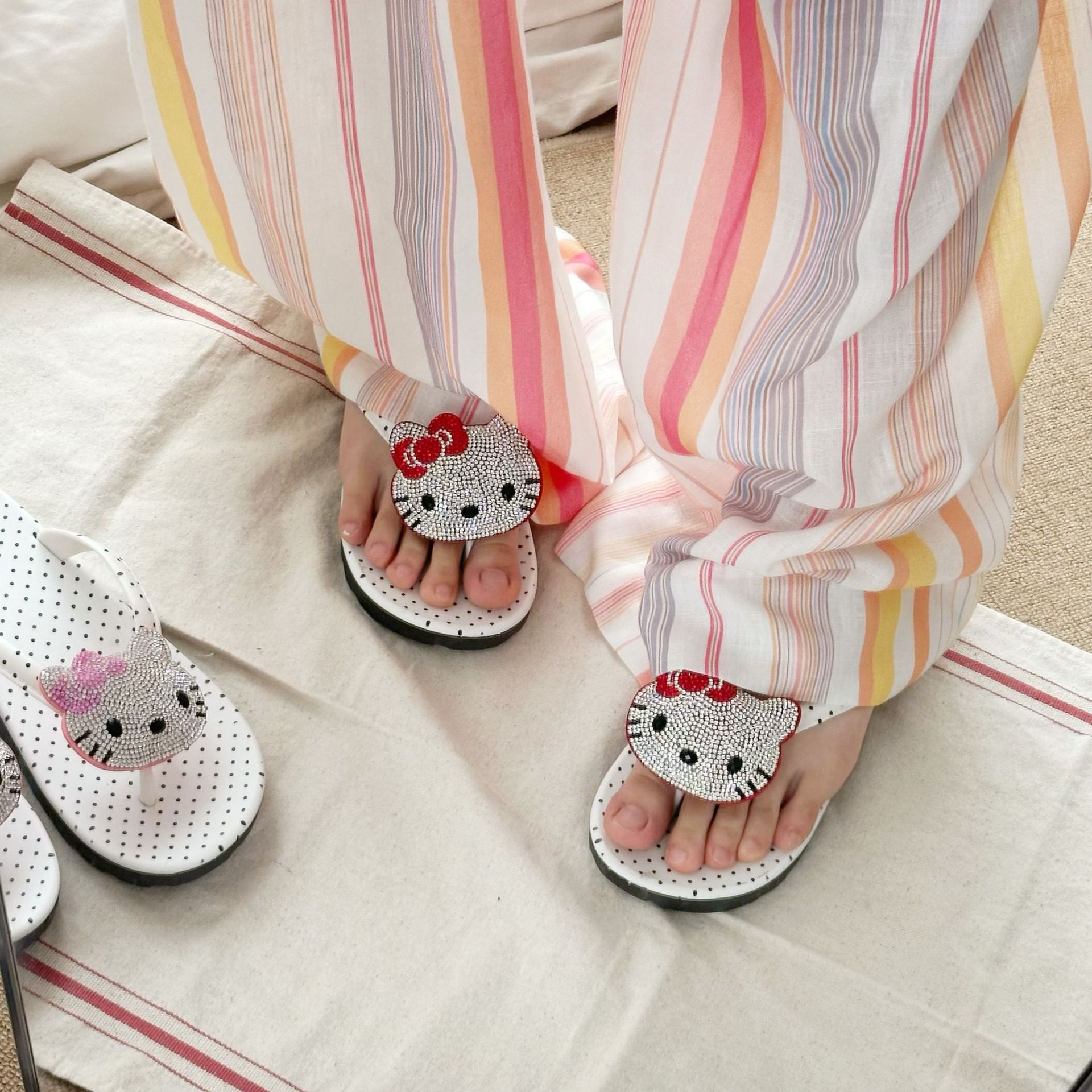High-appearure-level polka dot rhinestone cat slippers are fashionable and can be worn outside. They are comfortable, durable and wear-resistant, with a height-increasing wedge heel Specification drawing