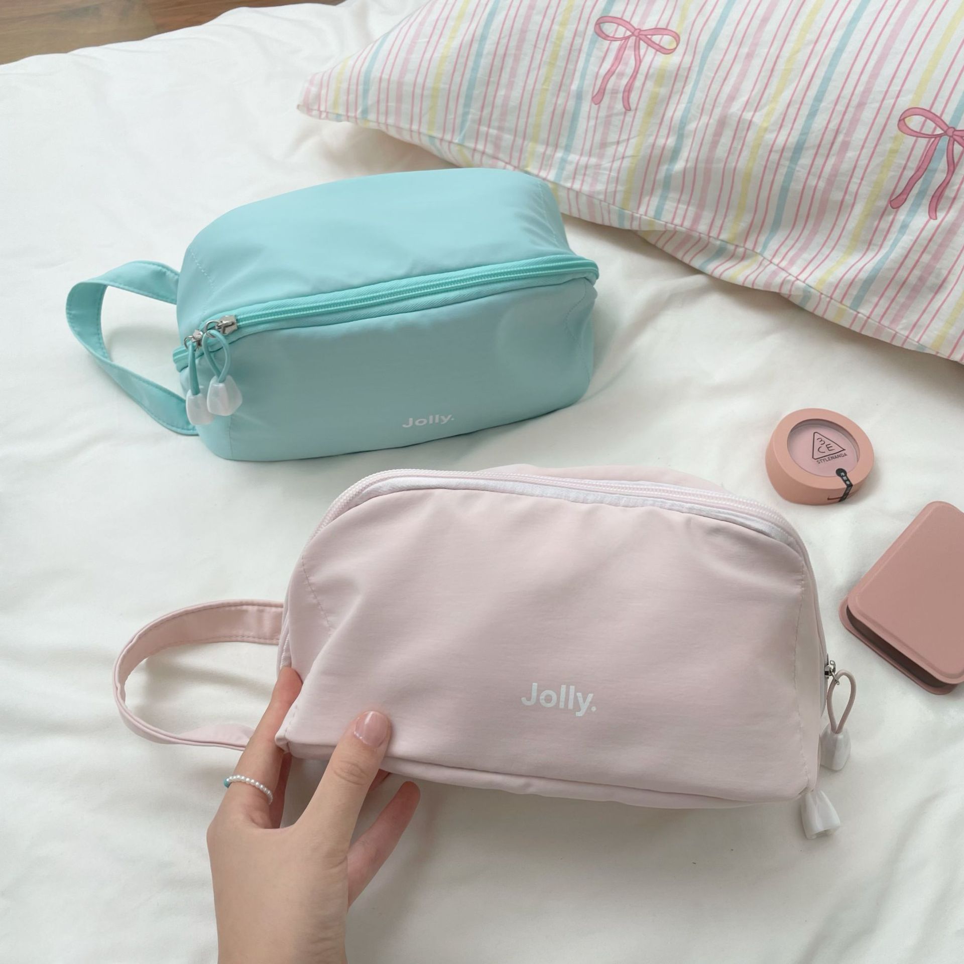 2025 New minimalist makeup bag, women's ins high-end style, travel and business trip storage bag, portable large-capacity toiletry bag details Picture