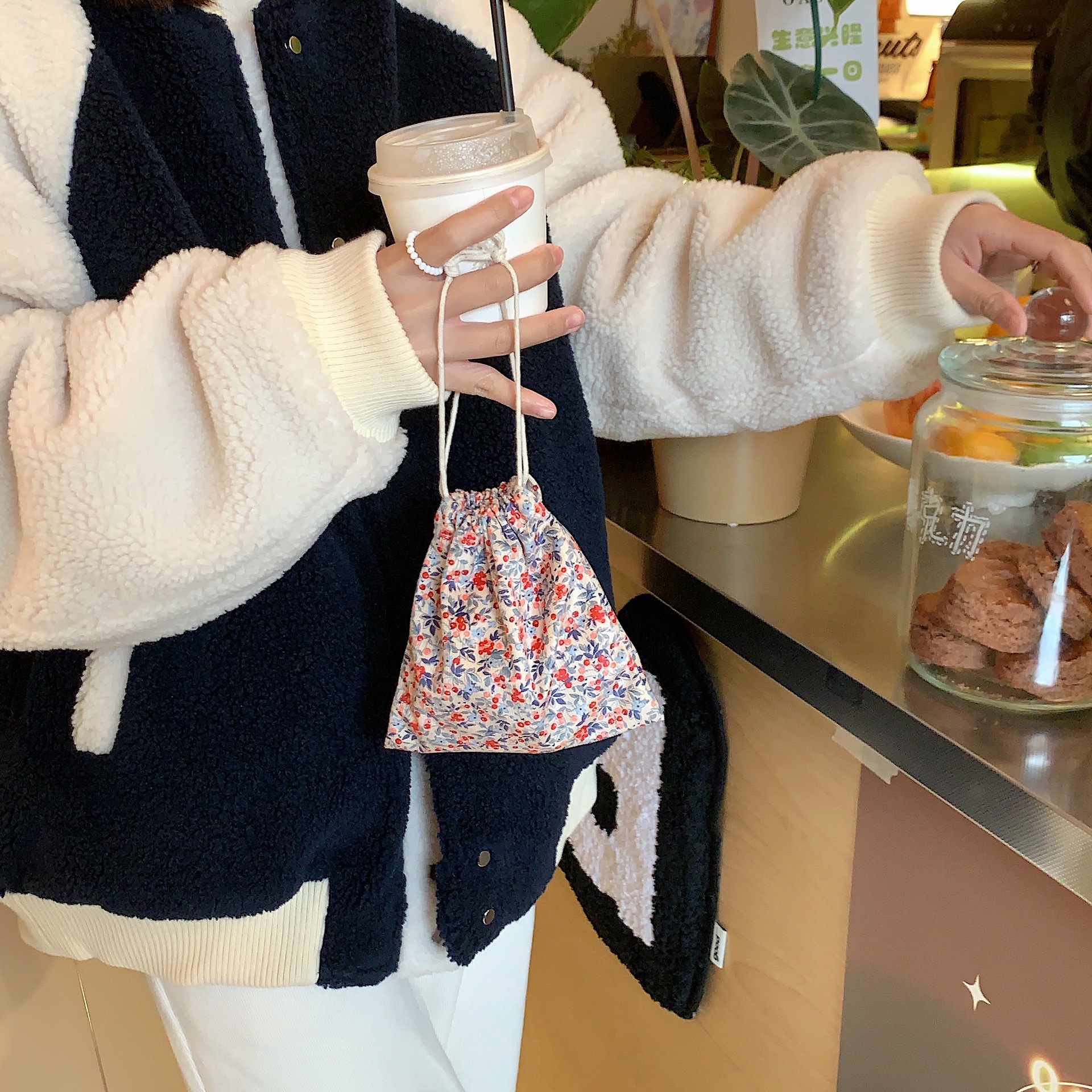211181 Retro corduroy small floral pattern storage bag, hand-held cosmetic bag, jewelry, stationery, drawstring, dust-proof and organized Specification drawing