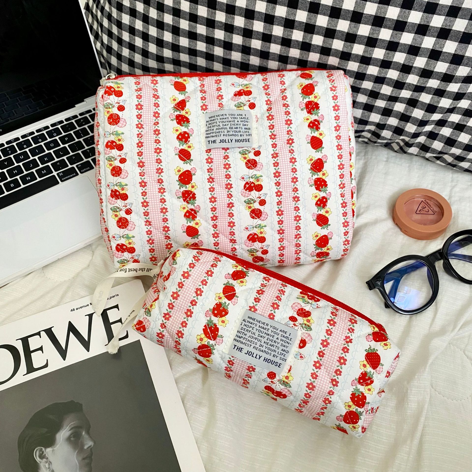 Sweet strawberry makeup bag for women, portable, high appearance level, large capacity, outdoor makeup storage bag, clutch bag, starting from one piece Specification drawing