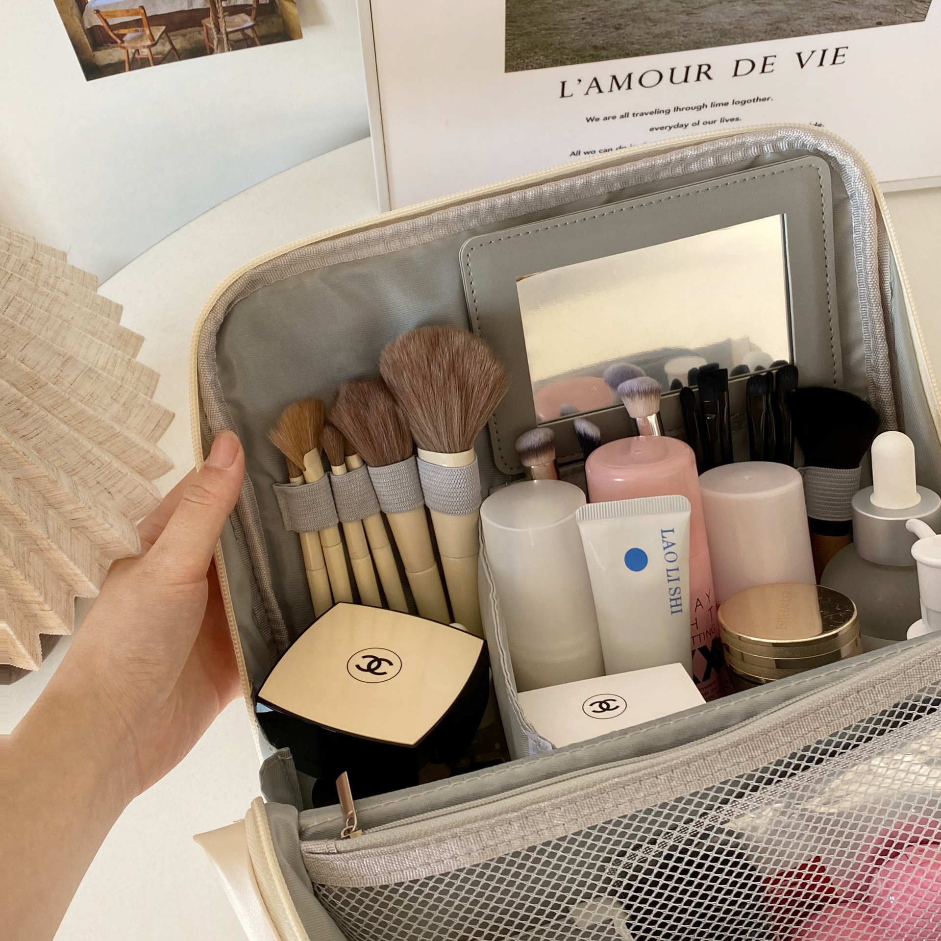 Large-capacity makeup bag with mirror, cosmetic storage bag, makeup bag that can be hung in a suitcase, portable makeup bag with compartments Application Scenario