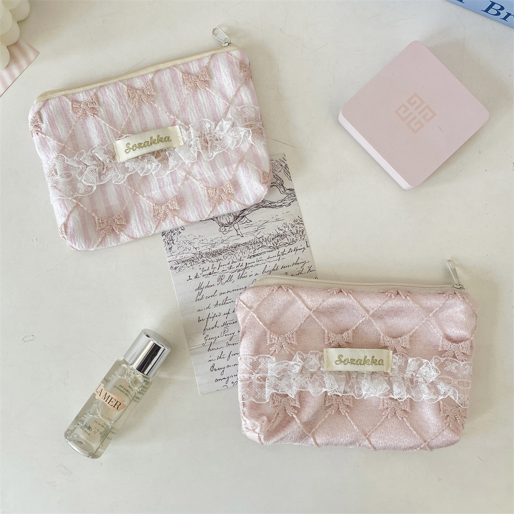54242 Lace small floral Coin Purse, a niche portable storage bag for coins, keys, sundries and makeup Application Scenario
