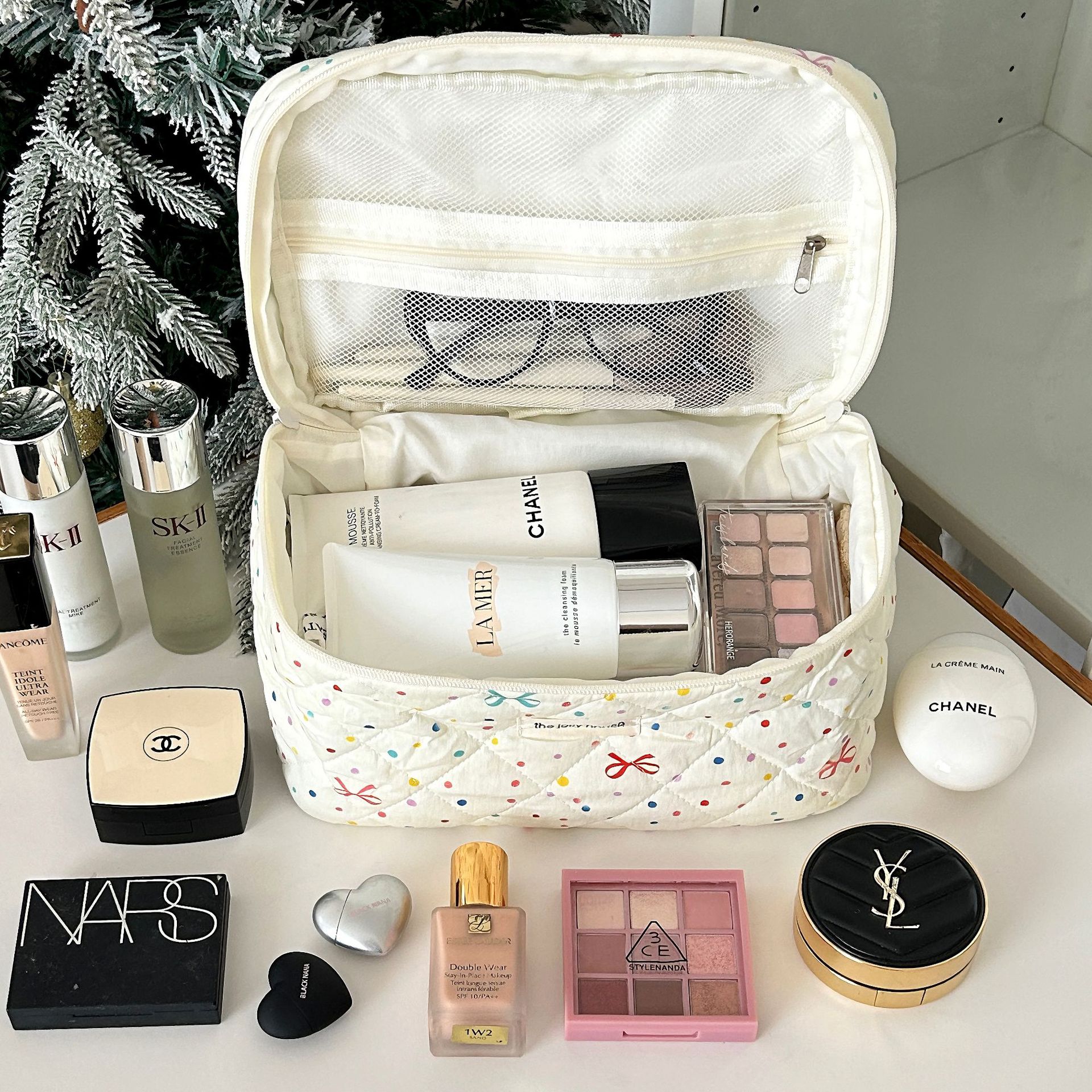 Sweet girl polka dot bow makeup bag, large-capacity toiletry bag, makeup storage bag, portable skin care products travel bag Application Scenario