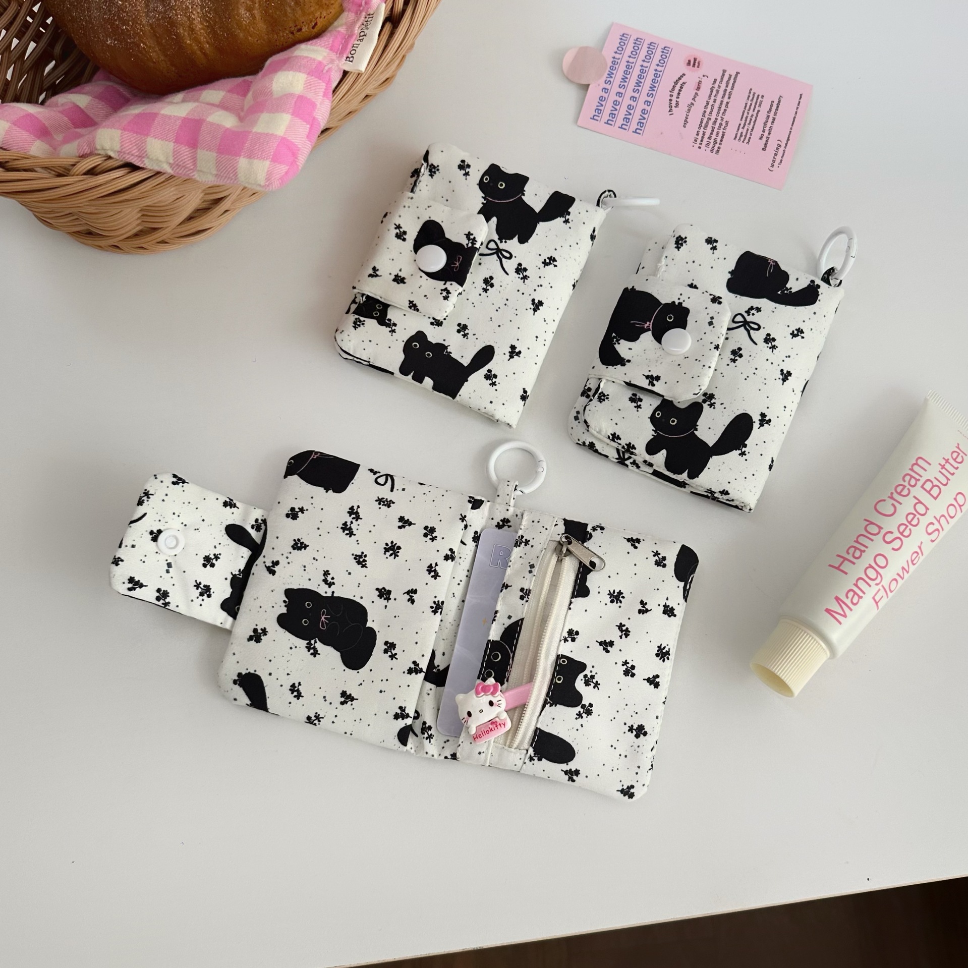 The cute and girlish bow coin purse is small, portable and multi-functional storage card bag and pendant full figure