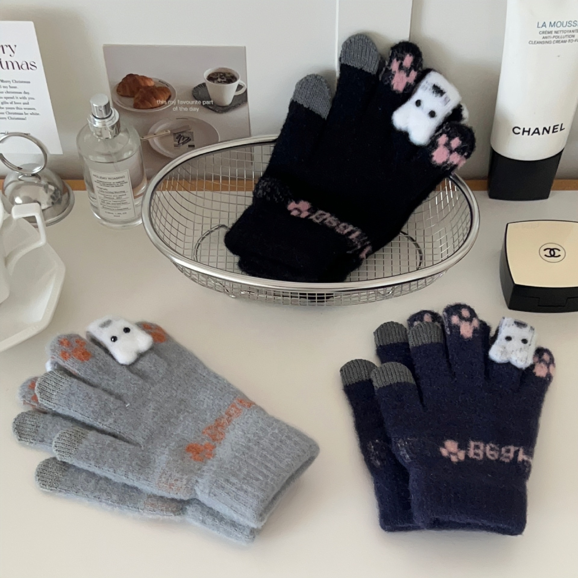 Cartoon touch screen little fox gloves, winter cycling cold-proof with fleece and thickened five-finger student warmth, high appearance level gloves details Picture